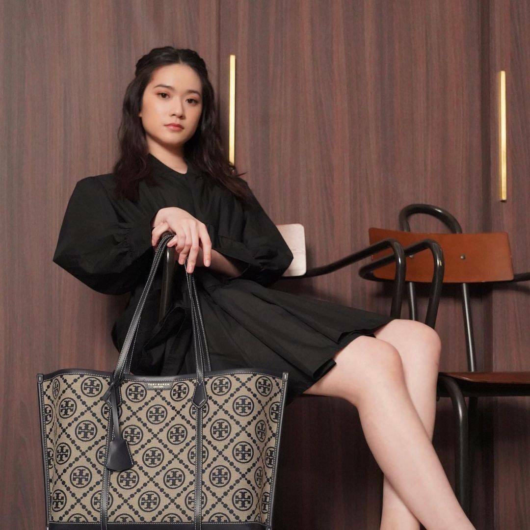 OUTLET 】TORY BURCH FACTORY MONOGRAM JACQUARD LARGE TOTE BAG (L) กระเป๋าถือหรือสะพายดีไซน์ยอดนิยมจาก TORY BURCH FACTORY OUTLET วัสดุ Woven Jacquard & Leather ทอลาย Jacquard Singnature แบรนด์รอบใบปราณีตสวยอยู่ทรงเป็นเอกลักษณ์ ใบใหญ่กำลังดี กว้างและจุได้เยอะ