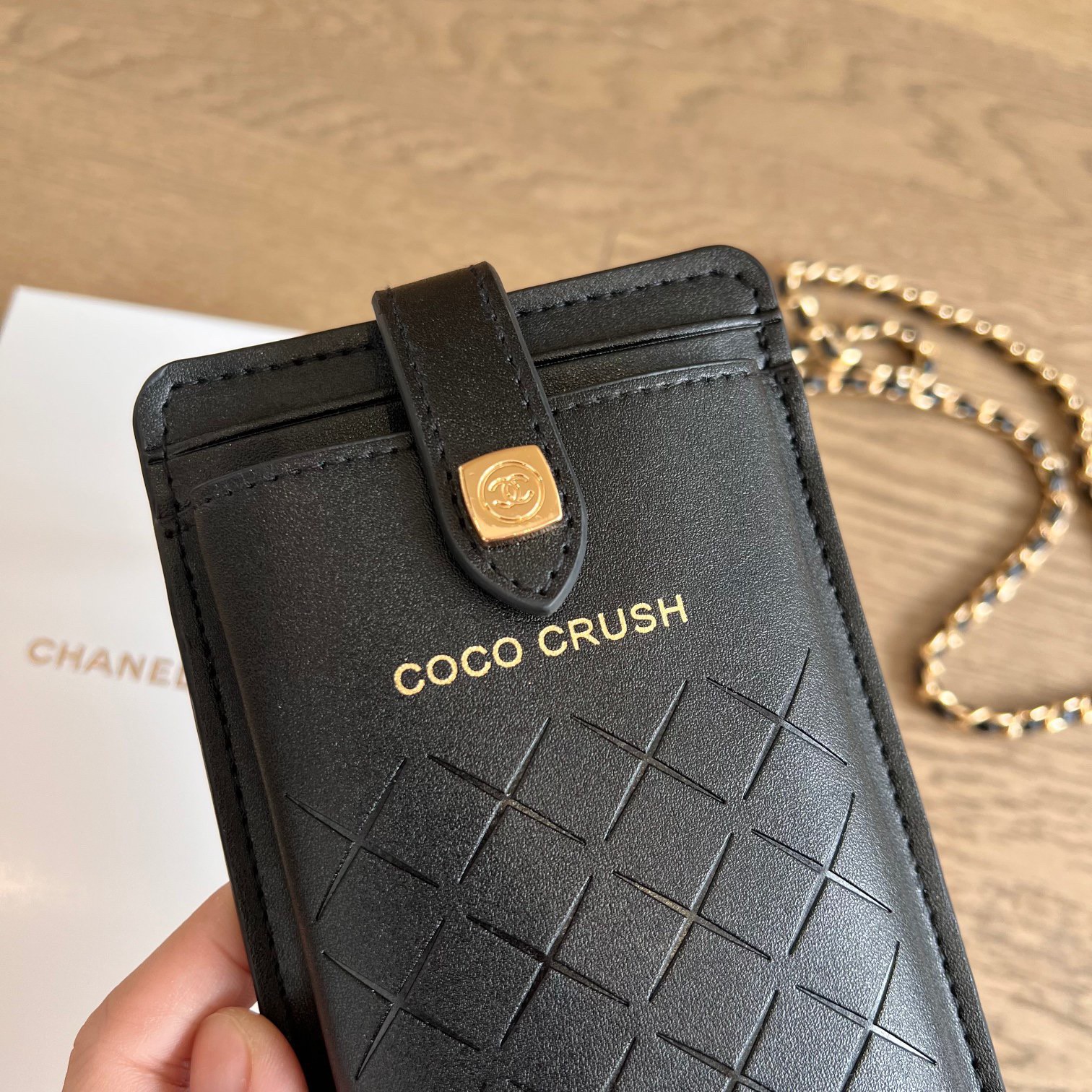 ด่วนมีจำกัด!! CHANEL COCO SMARTPHONE CASE AND CROSSBODY BAG กระเป๋าใส่มือถือ ใส่บัตร ที่มาพร้อมสายสะพายสวยหรู ตัวหนังนิ่ม ขนาดกำลังน่ารัก