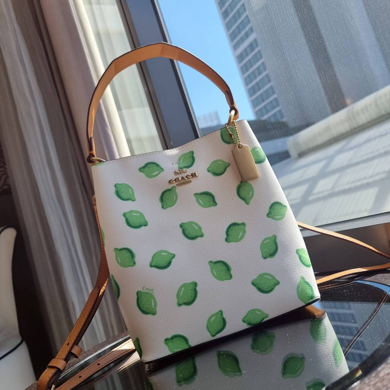 OUTTLET 】COACH 1625 SMALL TOWN BUCKET BAG WITH LIME PRINT ต้อนรับปีใหม่ด้วยความสดใส กับรุ่นยอดนิยม กระเป๋าทรงบัคเก็ตไซส์เล็ก ดีไซน์ลวดลายจี๊ดจ๊าด น่าใช้จริงจัง วัสดุหนังแคนวาสเคลือบลาย สวยคมแซ่บมากๆ เปิด-ปิดด้วยกระดุมแม่เหล็กทั้ง 2 ฝั่ง ภายในเป็นช่องโล่ง 