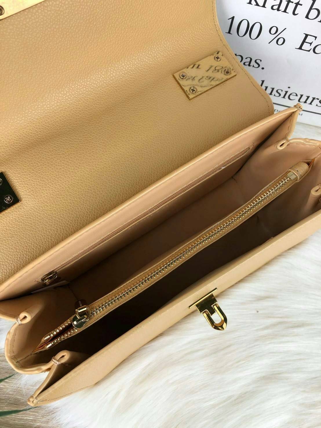 CHARLES & KEITH METAL PUSH LOCK CROSSBODY BAG รุ่นฮิตขายดีมีมาพร้อมส่งแล้วจ้า กับกระเ๋าสะพายไซส์น่ารัก วางอยู่ทรง เปิดปิดด้วย ตัวล็อกด้านหน้า ด้านในแบ่งเป็น 2 ช่องมีช่องซิปตรงกลาง จุของได้เยอะพอควรเลยค่ะ ใส่ iPhone plus ได้สบายๆ และของจุกจิกที่จำเป็น รุ่น