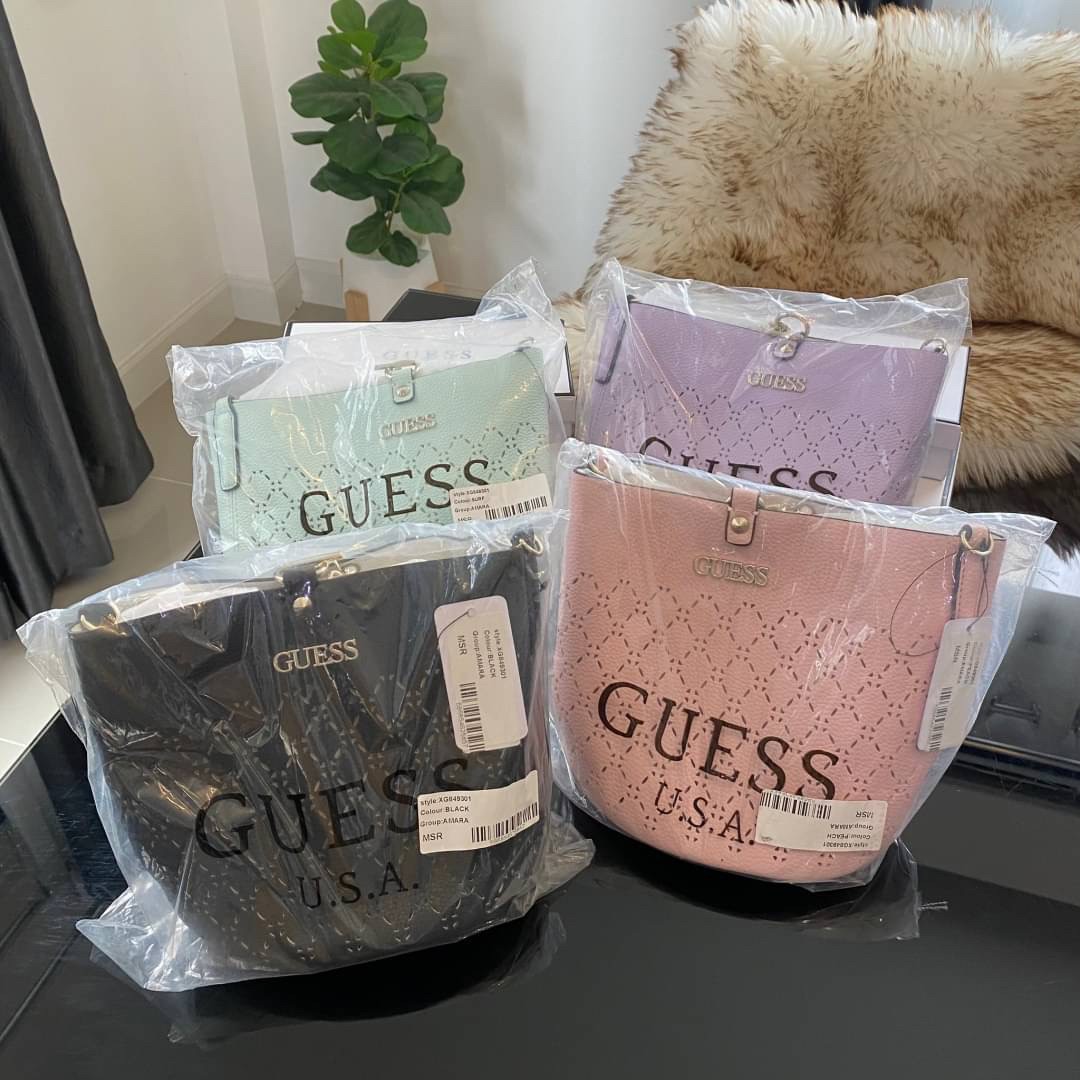 Guess Amara Bucket Handbag ซื้อ 1 ได้ถึง 2 กระเป๋ารุ่นใหม่ล่าสุดทรงถังสุดน่ารัก พิมพ์ลายรอบใบ วัสดุหนังนิ่มคุณภาพดี นิ่ม น้ำหนักเบา ด้านหน้าประดับด้วยโลโก้แบรนด์สวยโดดเด่น เปิด-ปิดด้วยด้วยตัวคล้องอะไหล่เงินสะดวกใช้ ด้านในโล่ง มีสายยาวปรับระดับได้มาให้ มาพ