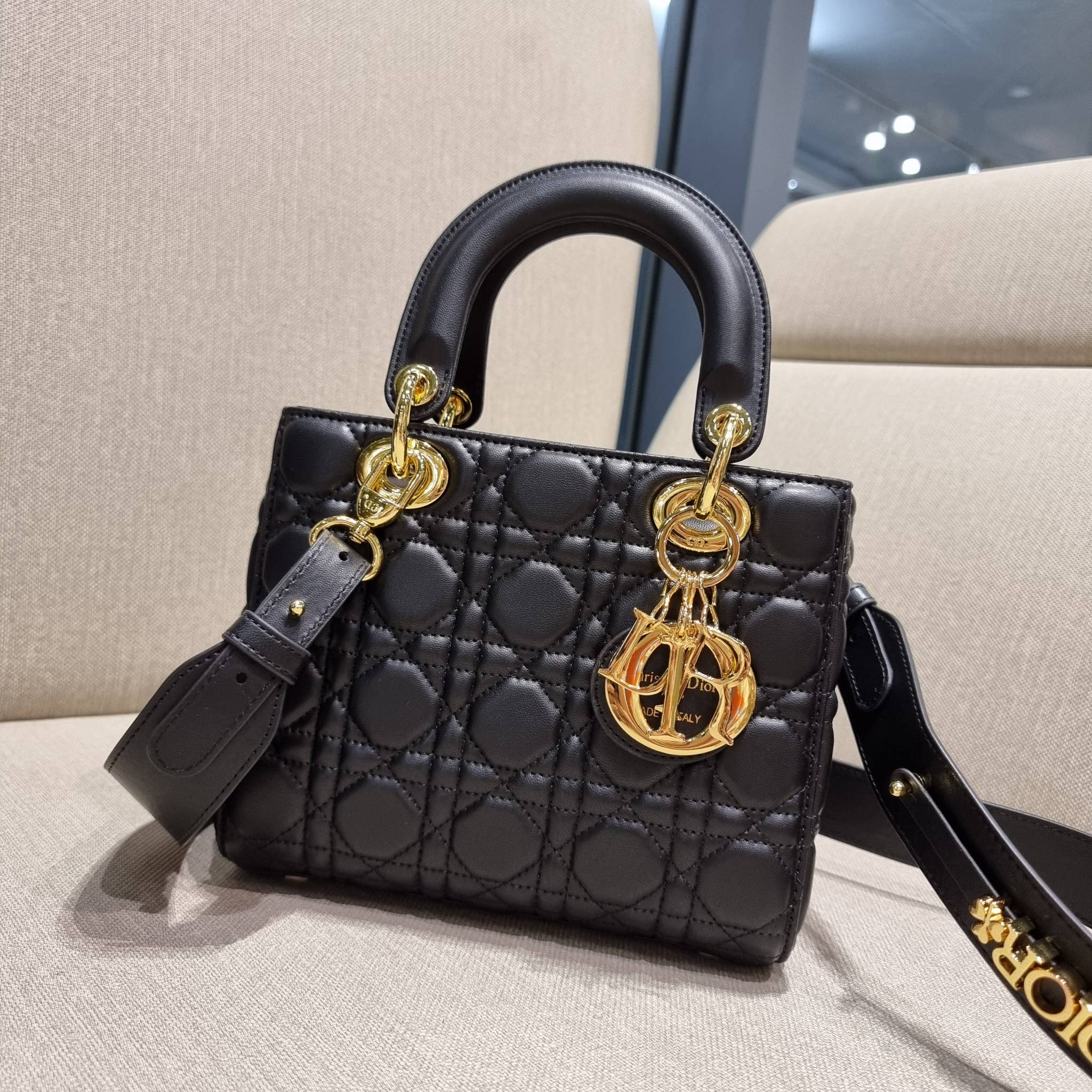 DIOR CD LADY BAG กระเป๋าสะพายข้างพรีเมี่ยมกิ๊ฟสุดฮอต ดีไซน์เรียบง่าย แต่แฝงไปด้วยความหรูหรา ทรงกล่องคลาสสิค โดดเด่นด้วยพวงกุญแจอะไหล่สีทอง วัสดุหนังแท้ มีหูจับในตัวและสายครอสบอดี้สุดเลิศ ที่มาพร้อมอะไหล่ฟอนท์สีทองเรียงร้อยในสายหนัง แต่งเติมดีเทลอัพราคาไปอ