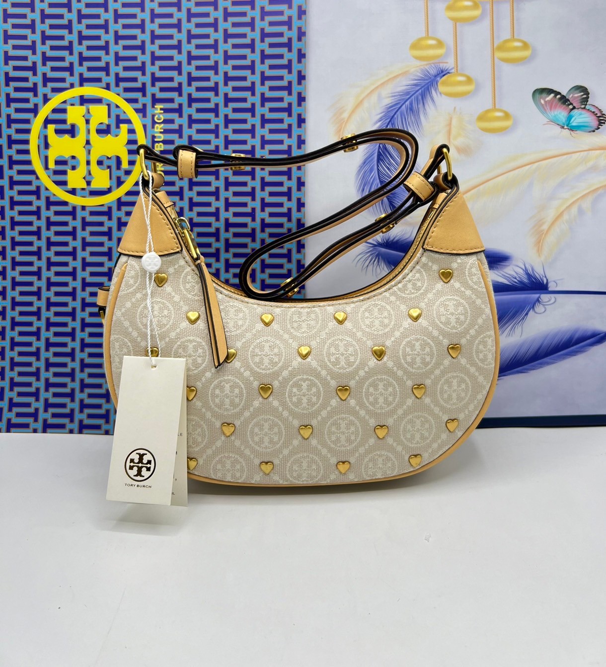 TORY BURCH T Monogram Crescent Bag NEW IVORY MULTI กระเป๋าทรงพระจันทร์เสี้ยวแต่งหัวใจสีทองสวยหรู น่ารักรุ่นใหม่ล่าสุด เกรดท็อปออริ เทียบแท้ 1:1 เกรดดีสุด