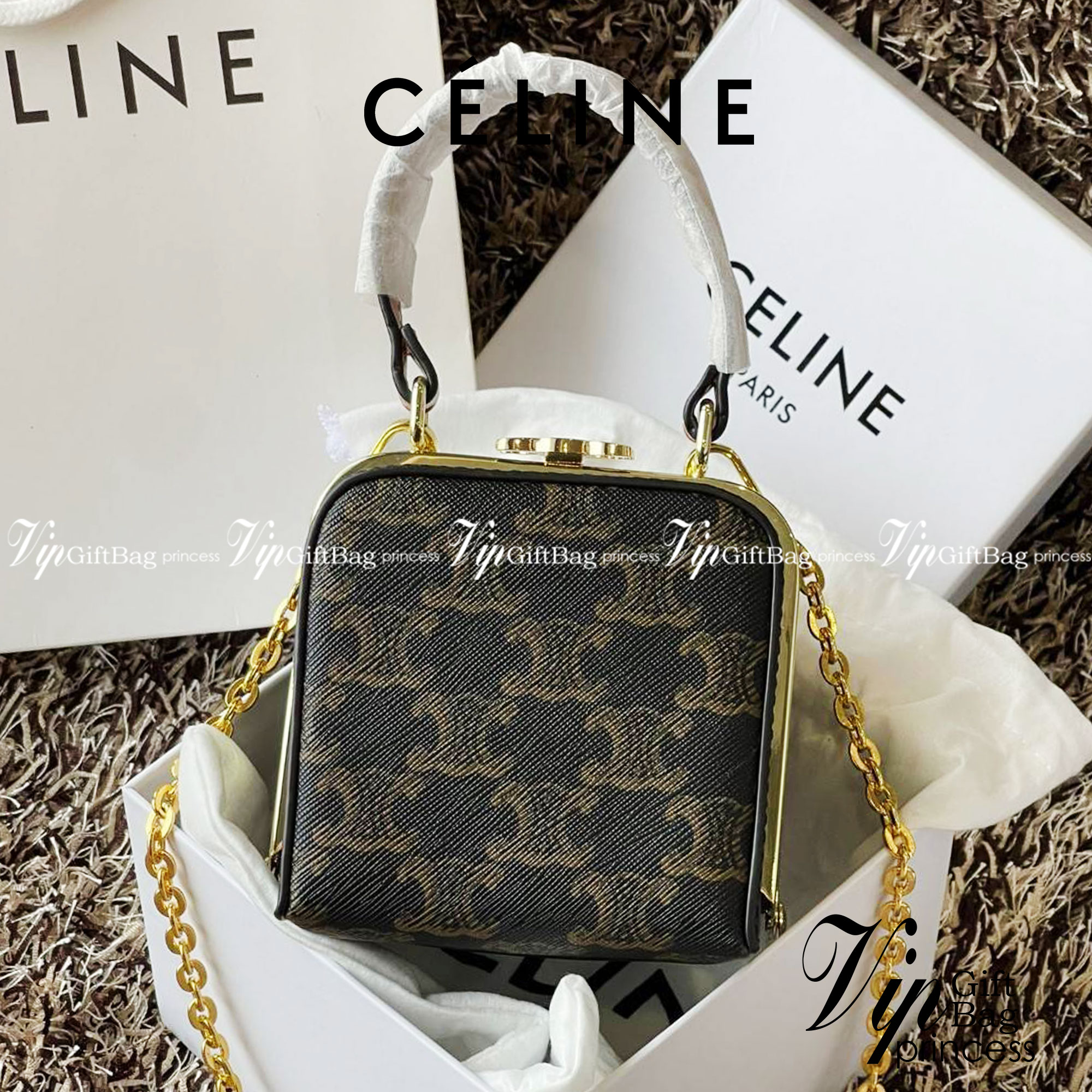 Celine Triomphe Minaudiere สาว ๆ คนไหนไม่เน้นพกของเยอะ แต่ต้องการกระเป๋าที่ให้ความเรียบหรู ดีไซน์เก๋ เหมาะสำหรับดินเนอร์มื้อค่ำ หรือช้อปปิ้งเบาๆ ใบนี้แนะนำเลยคะ เป็นกระเป๋าขนาดกะทัดรัด ถือและสะพายไหล่ได้ ให้ความคล่องตัว นับว่าเป็นอีกหนึ่งแอสเซสเซอรี่ที่น่