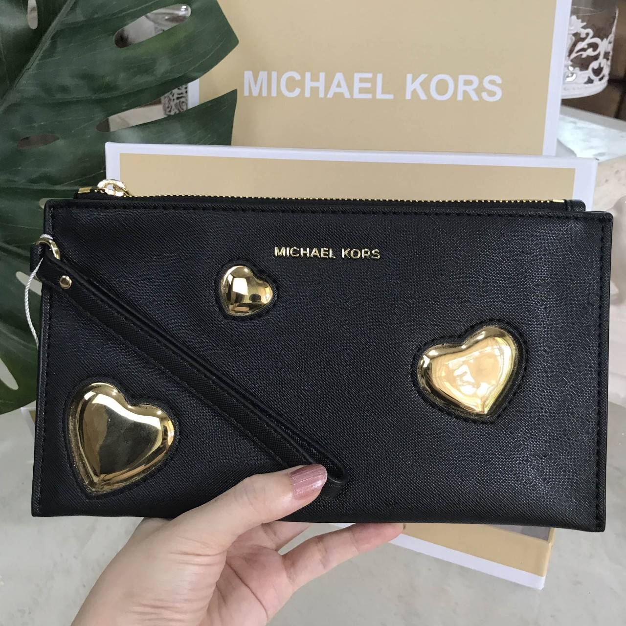 NEW ARRIVAL! Michael Kors Jet Set Travel Large Heart Clutch 2018 กระเป๋าคลัชรุ่นใหม่ล่าสุดขนาดกำลังดีด้านหน้าประดับโลโก้แบรนด์อะไหล่ทองแต่งด้วยหัวใจสวยโดดเด่น เปิดปิดด้วยซิปมาพร้อมสายคล้องมือ ภายในมีช่องใส่บัตร สามารถใส่กระเป๋าสตางค์ iphone8+ได้ ภาพถ่ายจา