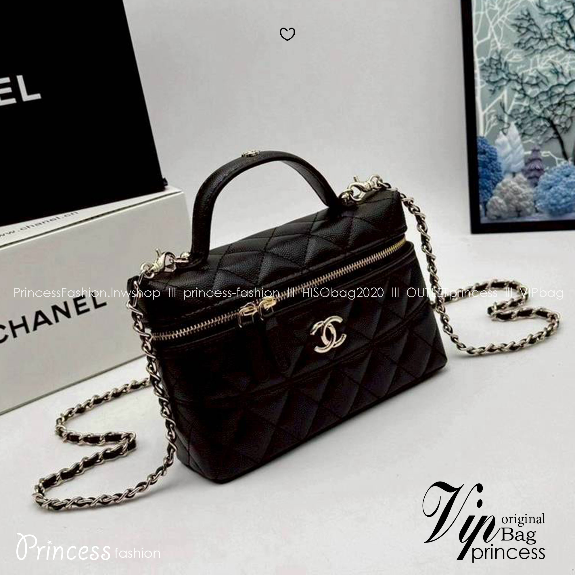 CHANEL Long Vanity With Chain วานิตี้รุ่นใหม่ล่าสุด พลาดไม่ได้เลยกับคอลสุดแซ่บ ดีไซน์ใหม่รูปทรงคลาสสิค หูจับแต่งโลโก้สวยหรู สายสะพายข้างเป็นโซ่ถอดได้ ได้ทุกวันอย่างคล่องตัว