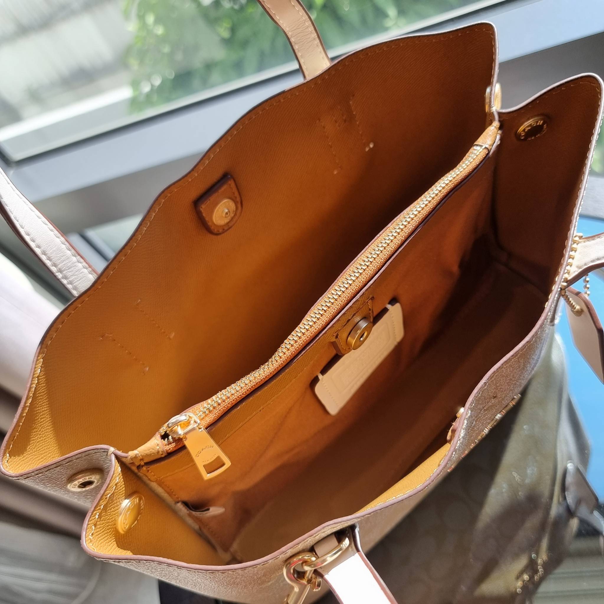 OUTLET 】COACH 73293 MINI AVENUE CARRYALL IN SIGNATURE CANVAS กระเป๋าสะพายรุ่นคลาสสิค คัมแบคแล้วจ้าแม่!! ไซส์กำลังสวย วัสดุหนังแคนวาสคุณภาพดี ด้านข้างเก็บทรงได้ เปิด-ปิดด้วยกระดุมแม่เหล็ก ใช้งานง่าย มีช่องซิป ใบนี้เห็นเล็กๆ แต่จุได้เยอะพอสมควรเลยน้า ɣ