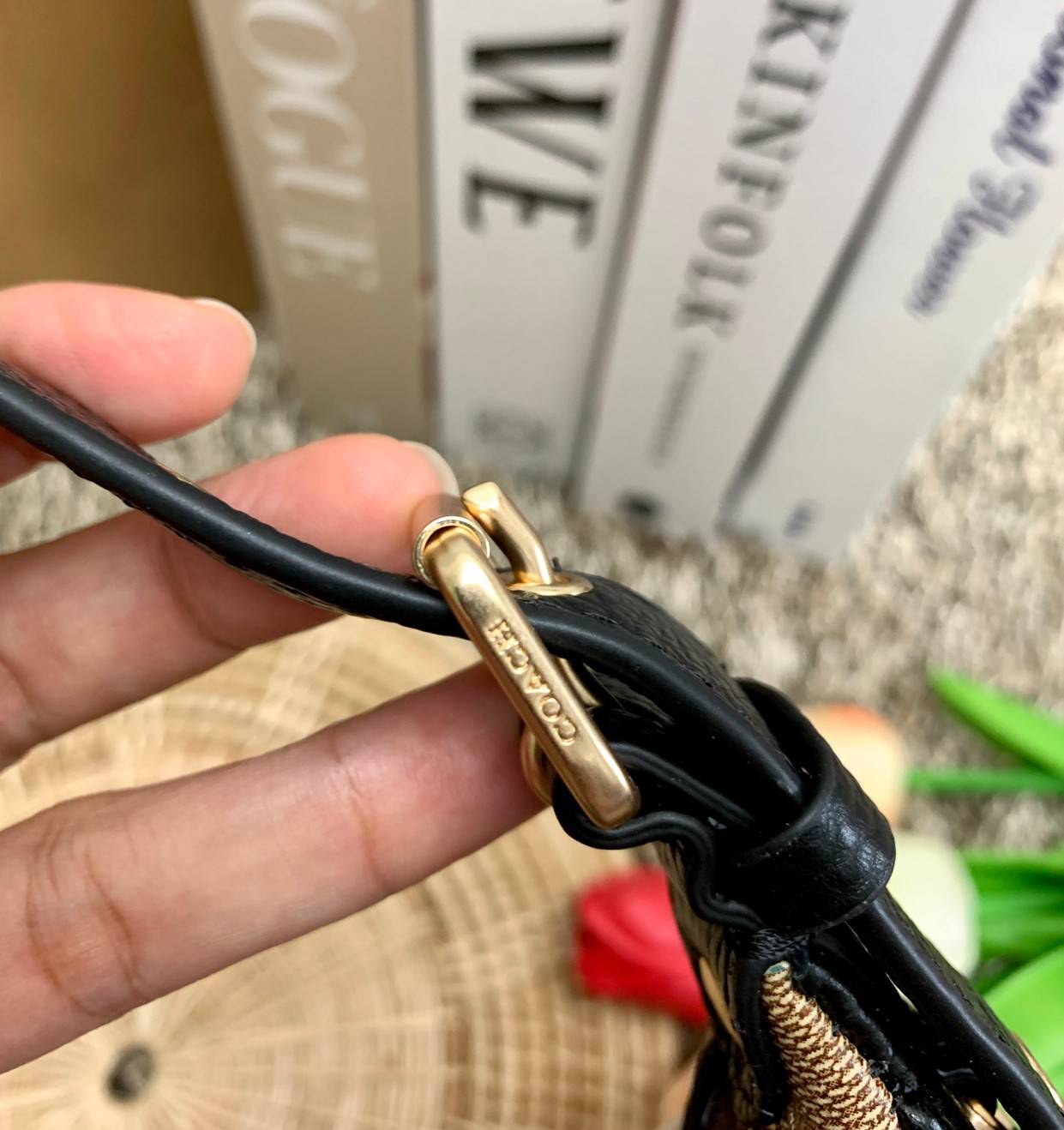 COACH BAILEY HOBO WITH WHIPSTITCH ((C4108//C1322)) พร้อมส่งที่ไทย!! สวยจริงไม่จกตาแน่นอนค่าา กระเป๋าทรงโค้ง ใช้แบบหิ้วหรือคล้องไหล่ก็ดูดี ใช้วัสดุหนังแท้ชั้นดี หนังสวยมากๆค่ะ ด้านหน้าใช้อะไหล่แบรนด์ตัวใหญ่ หรู ดูสะดุดตามีเดียว