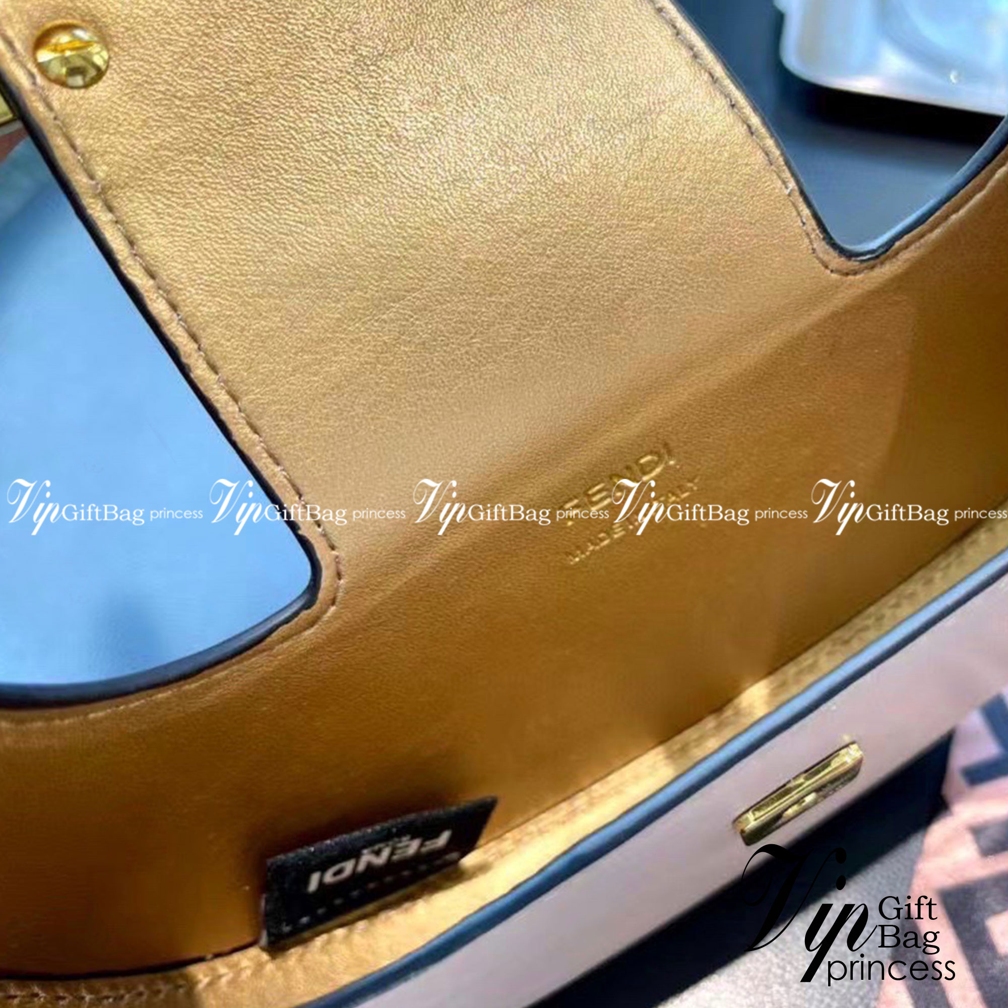 Fendi Cookie mini hobo bag / Fendi Mini Cookie FF fabric mini bag คอลใหม่ล่าสุด น้องเล็กกะทัดรัด อะไหล่ทองสวยหรูไฮโซ งานคุณภาพเน้นๆ งานเป๊ะปังมากปั้มทุกจุด กระเป๋าสะพายไหล่แบรนด์หรู น่ารักมากค่ะ