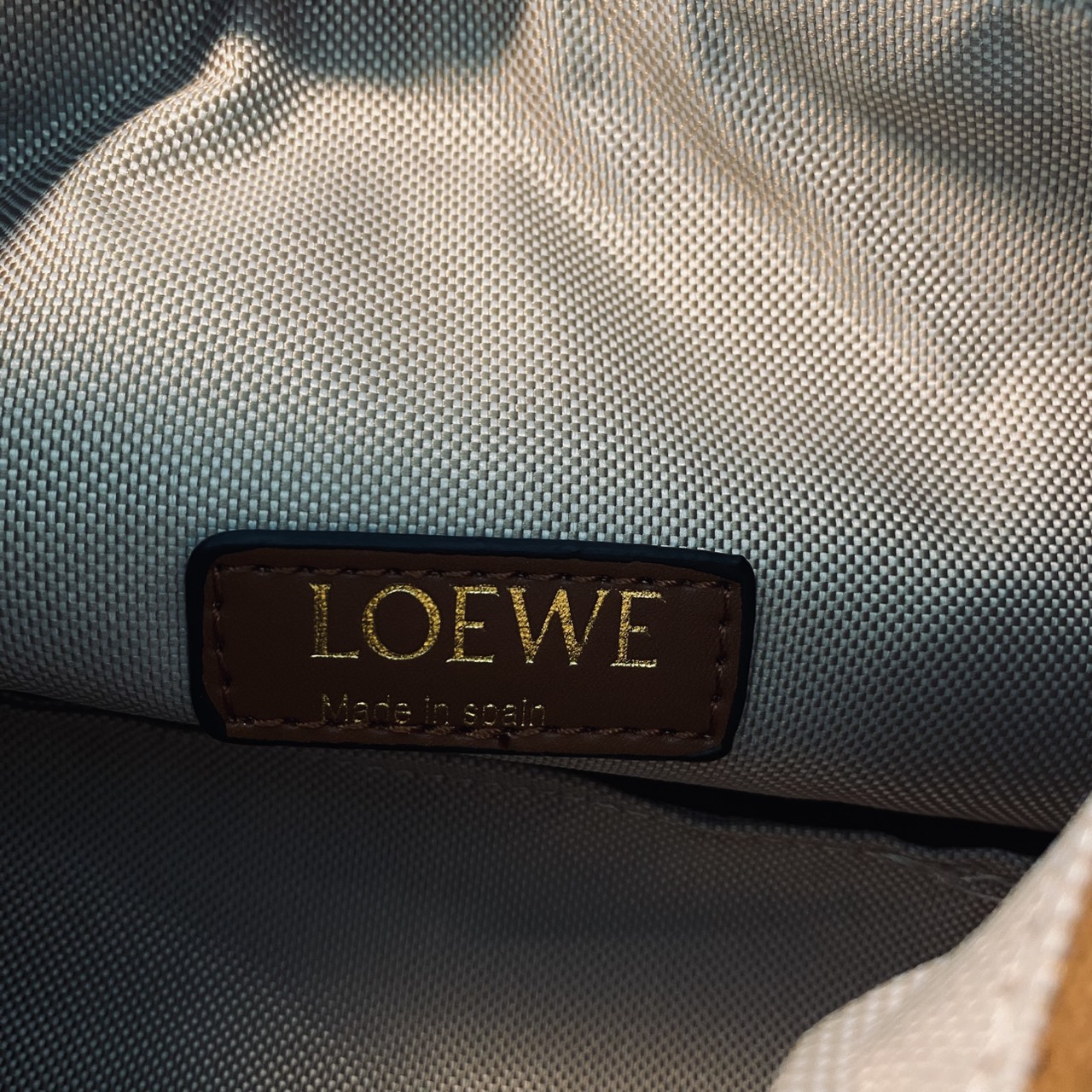 LOEWE Cubi Small Logo Canvas Top Handle Bag กระเป๋าทรงสวยดีไซน์ยอดฮิตประจำปีเลย! ปักโลโก้แบรนด์บนผ้าทั้งใบเป็นเอกลักษณ์ หูจับปรับได้ สวยหรูวินเทจ
