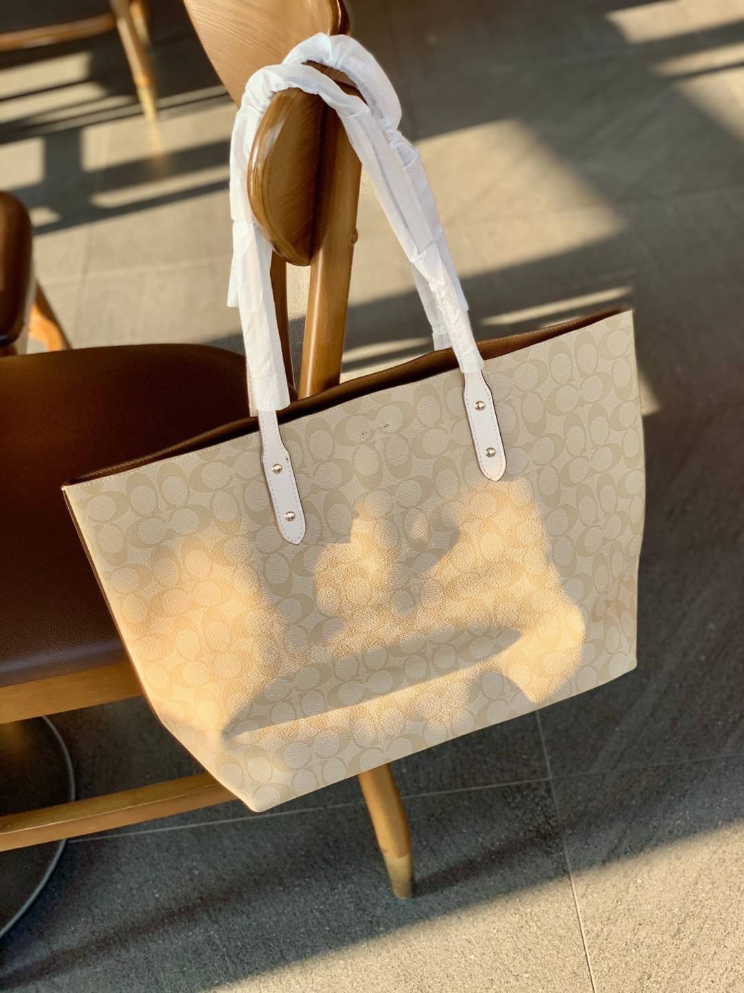 COACH TOWN TOTE SIGNATURE BAG((76636)) พร้อมส่งอีกครั้ง! กระเป๋าใบใหญ่หนังแท้ สวยงามค่ะ ป้ายอะไหล่แบรนด์แบบโลหะสีทองสวยหรูมากๆ เปิดปิดกระเป๋าแบบกระดุมแม่เหล็ก ใช้งานง่าย ภายในกว้างมากๆค่ะบอกเลย สาวๆที่สัมภาระเยอะหายห่วงค่ะ พร้อมช่องกระเป๋าซิปให้ใส่มือถือห