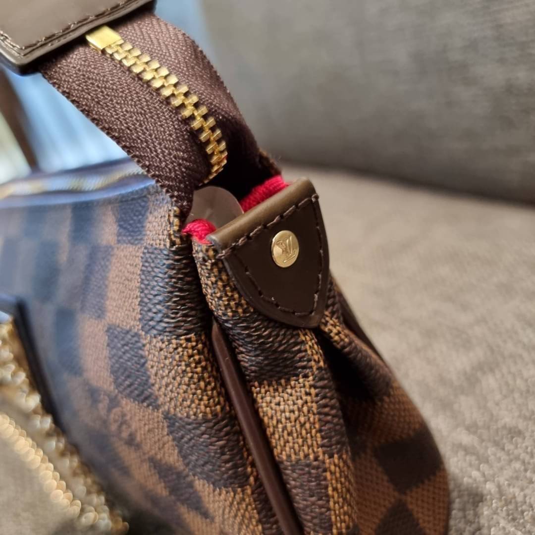 LV CROSSBODY CLUTCH BAG WITH CHAIN / LV Eva Clutch Crossbody Bag กระเป๋าสะพายวีไอพีพรีเมี่ยม วัสดุหนังแคนวาสคุณภาพ โลโก้เพลทอะไหล่ทอง คมชัด หรูหรา เปิด-ปิดกระเป๋าด้วยซิป ภายในเป็นช่องโล่ง ใส่ของใช้สำคัญได้สบายๆ มือถือ พาวเวอร์แบงค์ เครื่องสำอางค์ ของจุกจิ