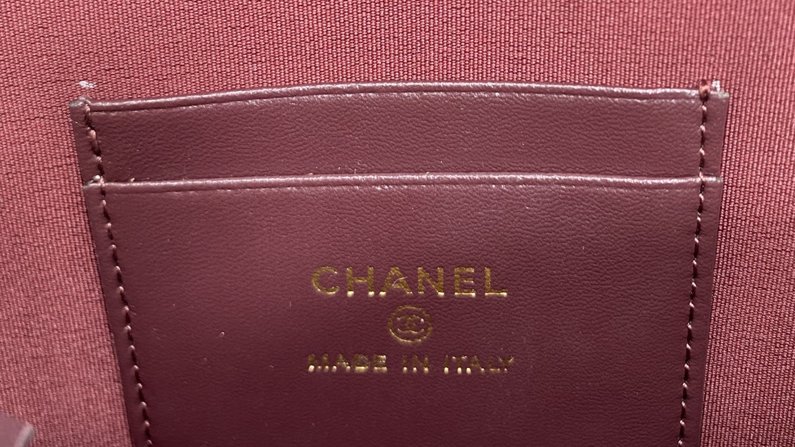 ORI หนังแท้ | Chanel Clutch with chain Bag / Chanel Bucket Bag กระเป๋าถือ กระเป๋าสะพายรุ่นใหม่ล่าสุด ในคอลเลกชัน Métiers d’art ปี 2024/25 ด้วยลูกเล่นของเนื้อสัมผัสและรูปแบบ