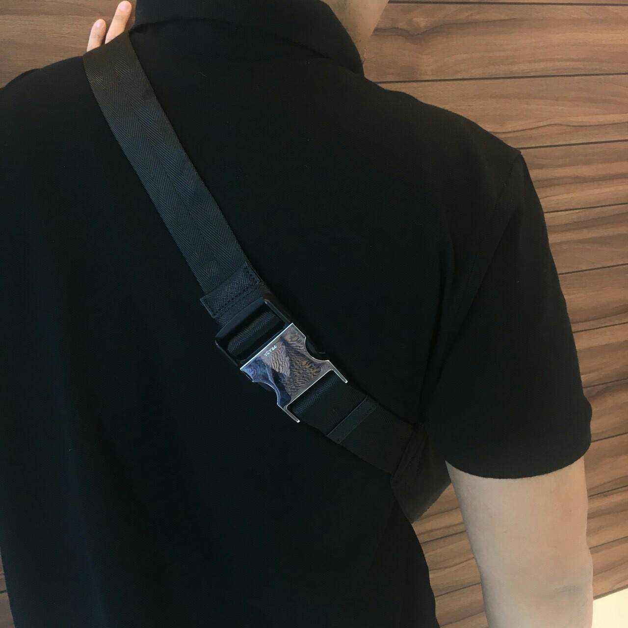 New Must Have Now อีกหนึ่งรุ่น Prada เหมาะกับท่านชาย เป็นอย่างยิ่ง กับกระเป๋าคาดอก / คาดเอว ทรงสวย จากงานพรีเมี่ยมกิ้ฟจากแบรนด์ PRADA ทรงฮิต วัสดุผ้า NYLON คุณภาพดี กันน้ำ100% ใส่ของได้หลากหลาย ตัวกระเป๋าอะไหล่สีเงิน ตัวล้อคปั้มจมแบรนด์สุดหรู ด้านมาพร้อมซ