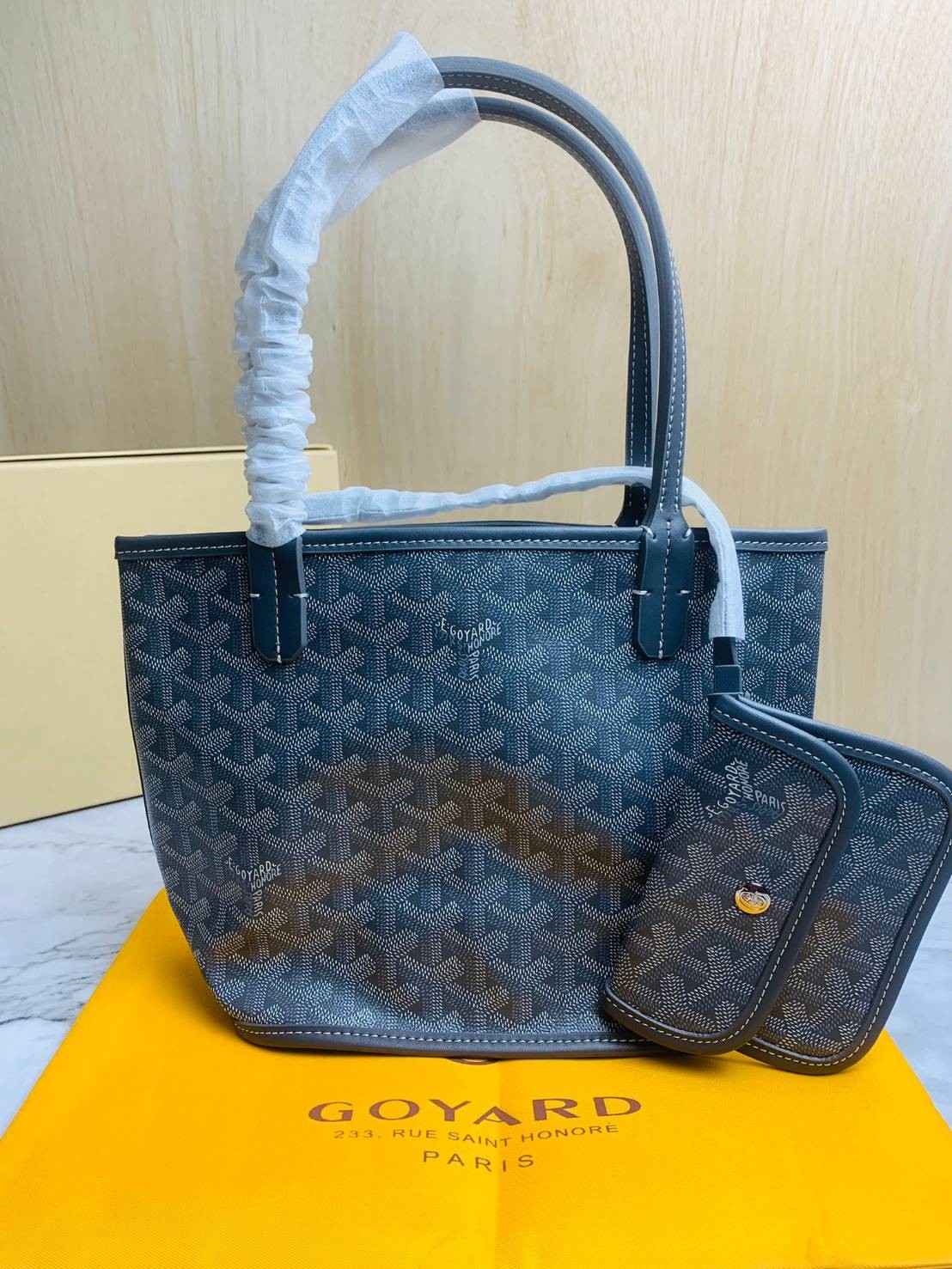 ori GOYARD saint louis mini tote reversible bag / GOYARD ANJOU TOTE MINI กระเป๋าทรงโท้ตมินิ ใช้ได้สองด้านเป็นหนังแท้เกรดดีทั้งใบ ทำให้การใช้งานได้ทนทานกว่า พิมพ์ลายคมชัด ขนาดกำลังน่ารัก ภายในโล่งกว้าง ใส่ของได้เยอะพอสมควรเลยค่ะ ดีไซน์ทรงสวยน่าใช้ แค่ถ