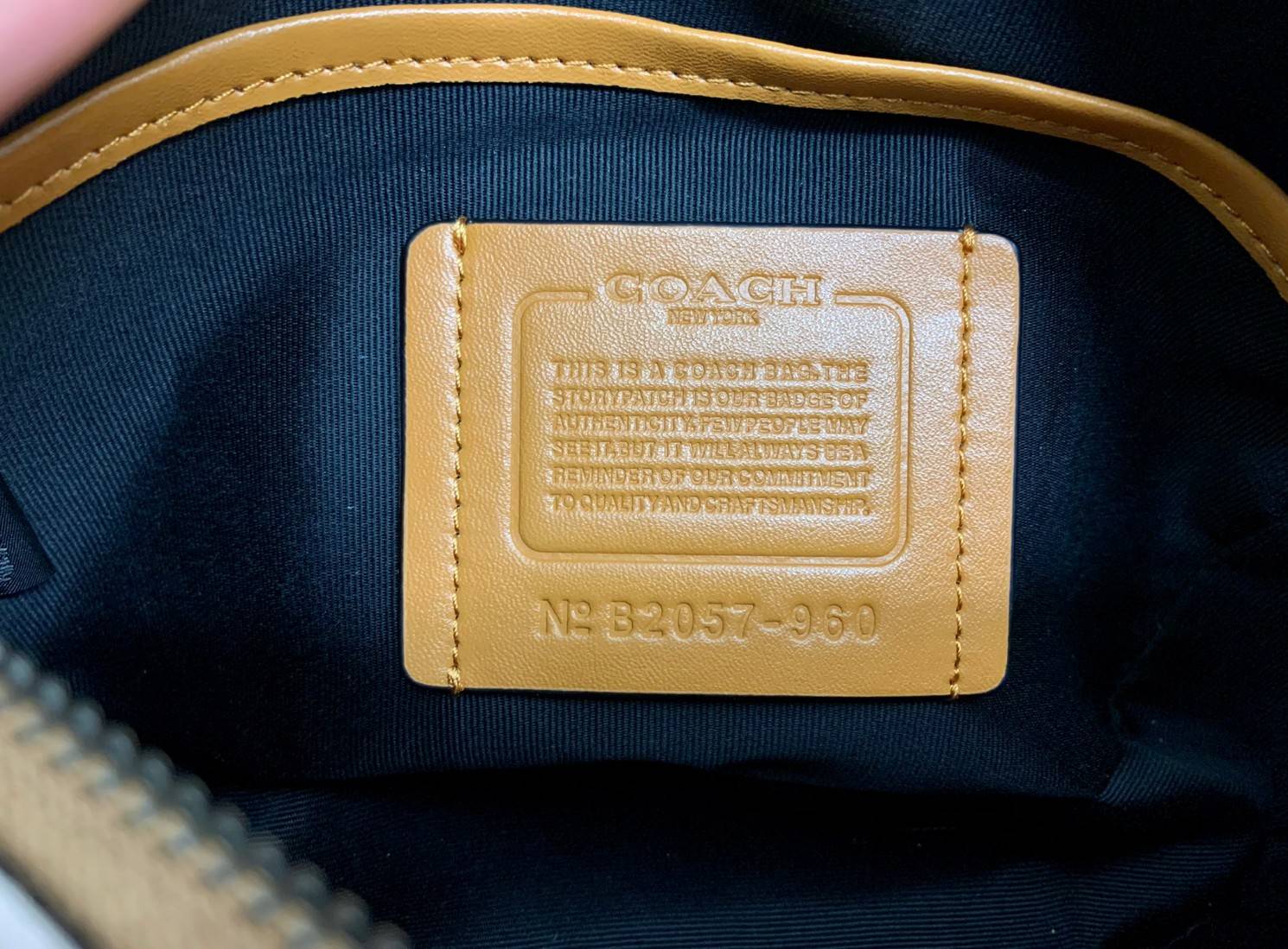 COACH ACADEMY CROSSBODY IN SIGNATURE WITH VARSITY ZIPPER ((768, 960)) พร้อมส่งที่ไทยอีกครั้ง! ได้ไปหลงรักแน่นอนค่ะ😘 กระเป๋าสะพายครอสบอดี้ร์ของคุณผู้ชาย((สาวหล่อใช้ก็สวยทีเดียว)) หนังแท้อย่างดี หนังนิ่มมือดีค่ะ