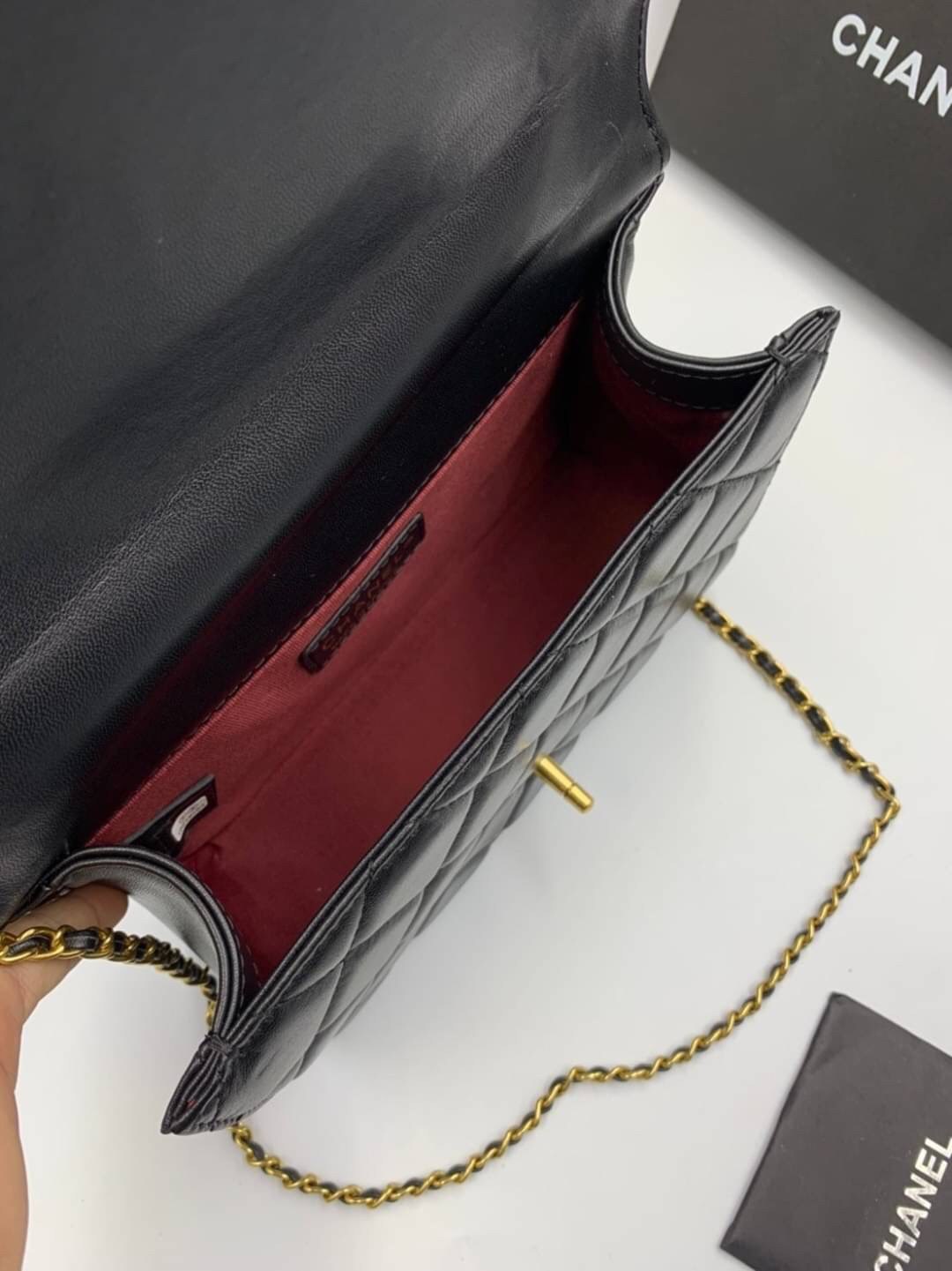 หนังแท้ VIP GIFT CHANEL CLASSIC CROSSBODY CHAIN IN BLACK BAG งานหนังแกะสีดำสุดคลาสสิก เรียบหรู มีกิมมิกน่ารักๆ หนังฟูทุกช่องสวยมากๆ อะไหล่สีทอง สวยสุดๆ เลยค่ะ