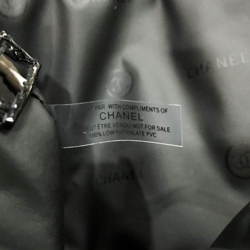 พร้อมส่งแล้วค่ะ..ใครไม่ทันรอบที่แล้วจองด่วนจ้า! Chanel Waist Bag Gift With Purchase (GWP) กระเป๋าสะพายคาดเอวหรือคาดอกพรีเมี่ยมกิ้ฟของแท้จาก Chanel Perfume Counter รุ่น Limited Edition วัสดุหนังนิ่มลายตารางทรงเหลี่ยมมีโลโก้ด้านหน้า เปิดปิดด้วยฝาปิดกระดุมแม