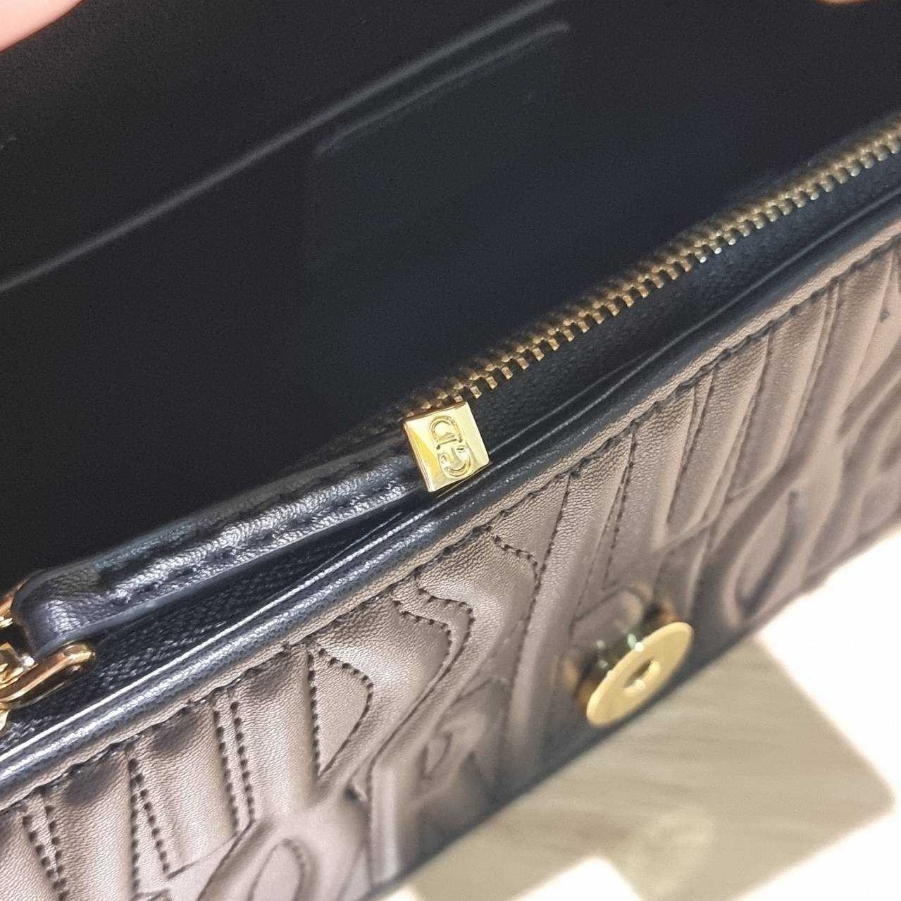 Dior Flap Bag / Quilted Miss Dior Allover Leather Bag กระเป๋าสะพายไหล่สุดลัคชู หรูหราเกินเรื่อง ดีไซน์ใหม่สวยงามด้วยดีเทลฝีเย็บและลายหนังปั๊มนูน