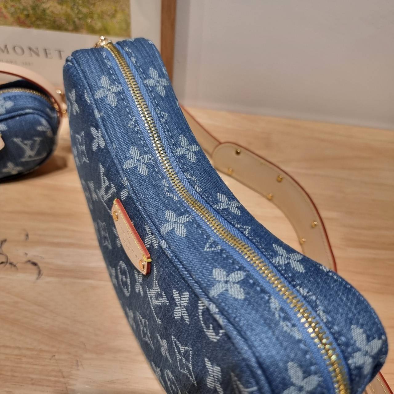 LV croissant denim bag กระเป๋าทรงครัวซองต์ ใหม่ล่าสุด สวยชิค ฉ่ำก่อนใคร ด้วยดีไซน์สุดเก๋แบบทำถึง เพิ่มดีเทลน่าใช้ด้วยใบลูก ที่แยกออกมาใช้ได้