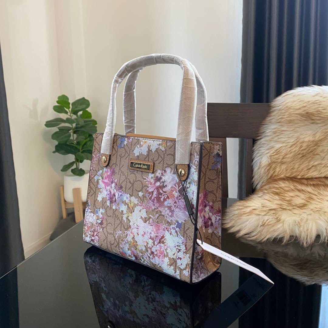 CALVIN KLEIN JEANS crossbody bag กระเป๋าถือหรือสะพาย ลายซิกเนเจอร์แบรนด์ทั้งใบ มีหูจับสำหรับถือ เปิด-ปิดกระเป๋าด้วยกระดุมแม่เหล็ก ด้านในโล่งกว้างมีช่องเล็กและช่องซิปสำหรับใส่ของจุกจิก ซับในลายแบรนด์อย่างดี มาพร้อมสายสะพายยาวปรับระดับได้ สามารถใช้ได้หลากหล