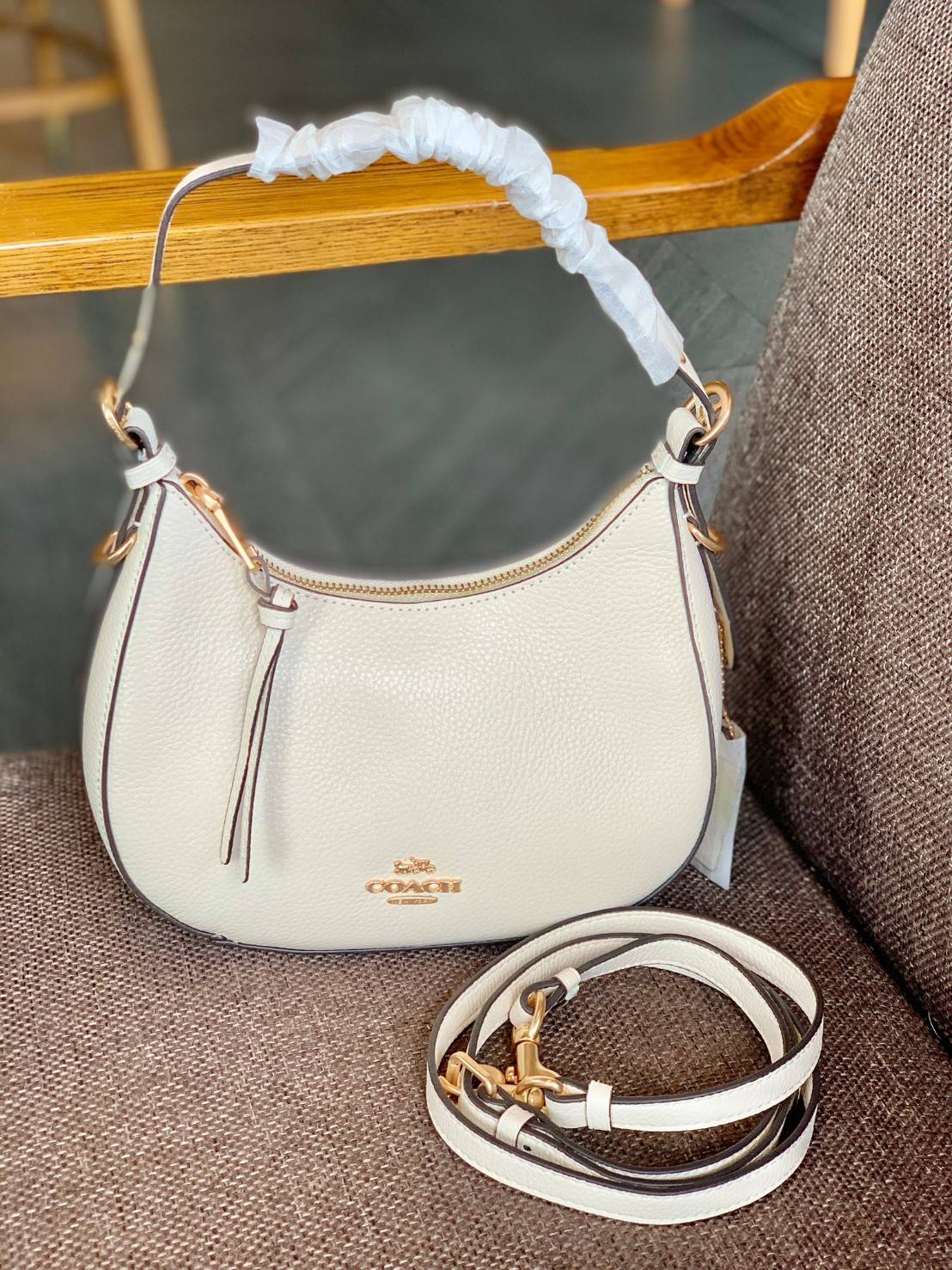 COACH KLEO HOBO BAG ((C7257//C6809//C6807)) พร้อมส่ง คุณภาพเกินเบอร์เลยจ้าา จำนวนจำกัด! กระเป๋าคล้องไหล่หรือสะพายข้างได้ Hobo รุ่นใหม่ล่าสุด ดีไซด์รูปทรงให้ดูเรียลขึ้น หนังแท้นิ่มสวย เปิดปิดกระเป๋าแบบซิปมีหนังห้อยลงมา ภายในกระเป๋าสามารถใส่กระเป๋าเงินใบยาว