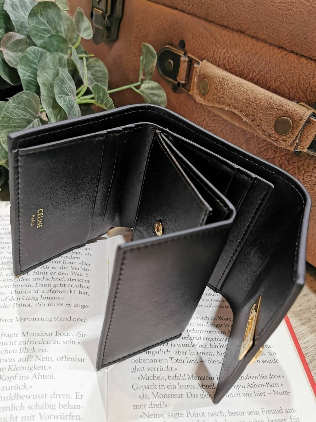 CELINE SHORT WALLET VIP GIFT WITH PURCHASE (GWP) พรีเมี่ยมกิ๊ฟ Limited จาก CELINE HAUTE PARFUME DUTYFREE COUNTER หนังแท้ CalfSkin เรียบสวยอยู่ทรงมีโลโก้ด้านหน้าเปิดปิดด้วยตัวล๊อคบิดอะไหล่ทองปั้มโลโก้ภายในมีช่องแบ่งหลายช่อง มีช่องใส่บัตรหลายช่อง ช่องใส่เหร