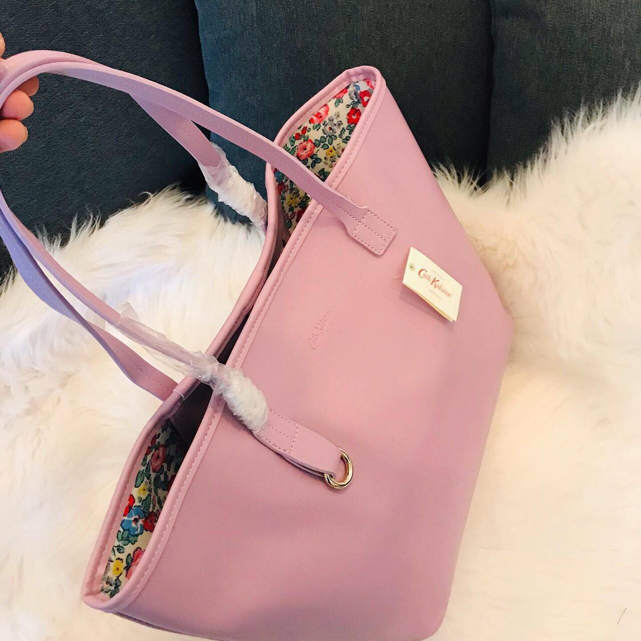 Cath kidston tote bag กระเป๋าสะพายรุ่นใหม่ วัสดุ PU คุณภาพดี นิ่ม น้ำหนักเบา เช็ดทำความสะอาดง่าย เปิดปิดกระเป๋าด้วยกระดุมแม่เหล็ก ด้านในโล่งกว้างมีช่องซิปสำหรับใส่ของ จุของได้เยอะ สายสะพายไหล่ยาวสุด22cm.ขนาดกำลังดีราคาสุดคุ้มห้ามพลาดค่ะ