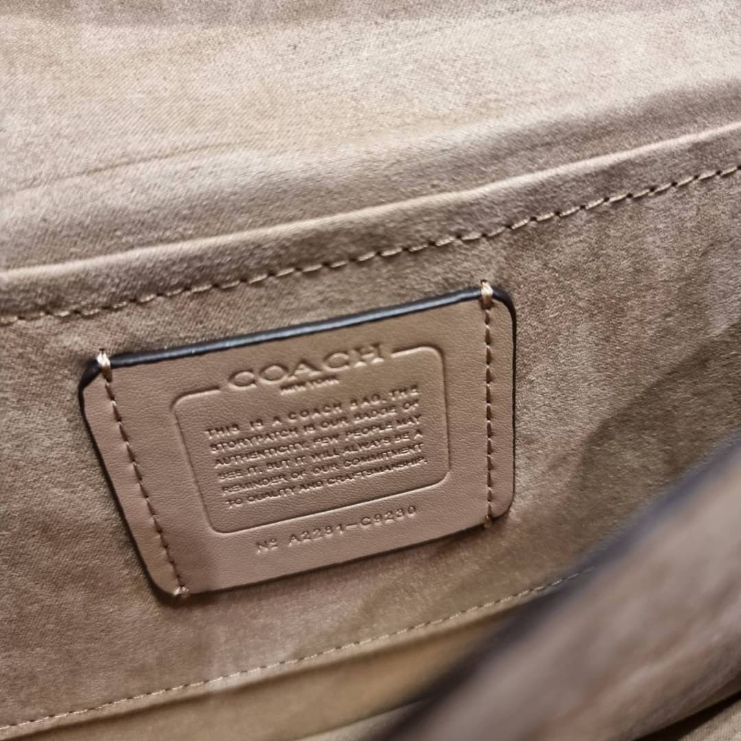 COACH C9230 KLARE CROSSBODY IN SIGNATURE CANVAS WITH FLORAL EMBROIDERY น้องใหม่คอลล่าสุด กับกระเป๋าสะพายข้าง โทนสีละมุนลูกคุณหนู ดีไซน์ปักดอกไม้เพิ่มลูกเล่น ให้ดูแพง วัสดุผนังแคนวาสสลับหนังแท้ สายสะพายโซ่สลับหนัง สะพายยังไงก็ขับผิว เปิด-ปิดด้วยกระดุมแม่เห