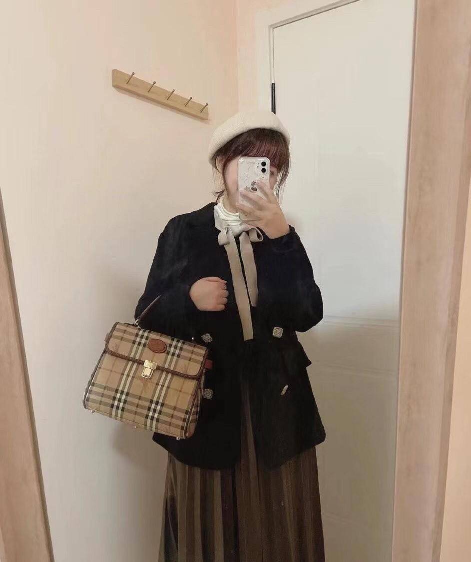 พรีเมี่ยมกิ๊ฟแท้ 100% 】Burberry london kelly bag vintage with strap Gift Bag กระเป๋าถือหรือสะพายไหล่ วัสดุ canvas ภายในโล่ง มี1ช่องซิป มีสายยาว มีฐานกันกระแทก ถอดสายได้ คุณนายสุดๆ ไม่ควรพลาดจริงๆค่า