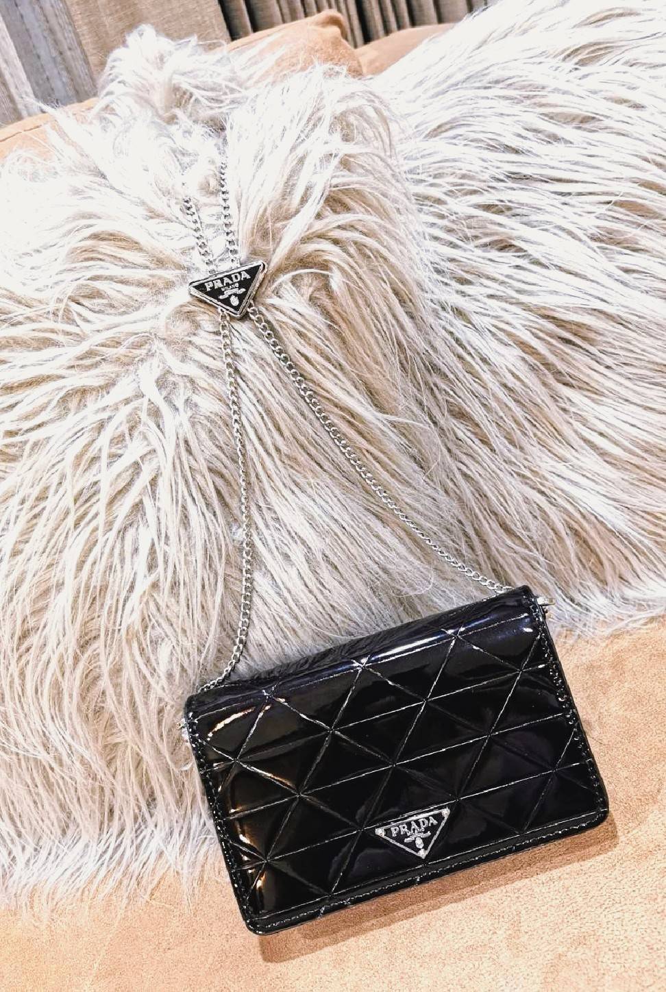 PRADA CLUTCH BAG WITH CARD HOLDER VIPGIFT WITH PURCHASE พรีเมี่ยมกิ้ฟรุ่น Limited จาก DUTYFREE สวยหรูดูดีสุดคุ้มมากๆได้ทั้งกระเป๋าสะพายทรงคลัชพร้อมสายโซ่แบรนด์ + กระเป๋า Card Holder ใส่นามบัตรครบชุดไอเท็มใหม่ล่าสุดน่าใช้น่าสะสม สินค้ามาพร้อมกล่องแบรนด์ Du
