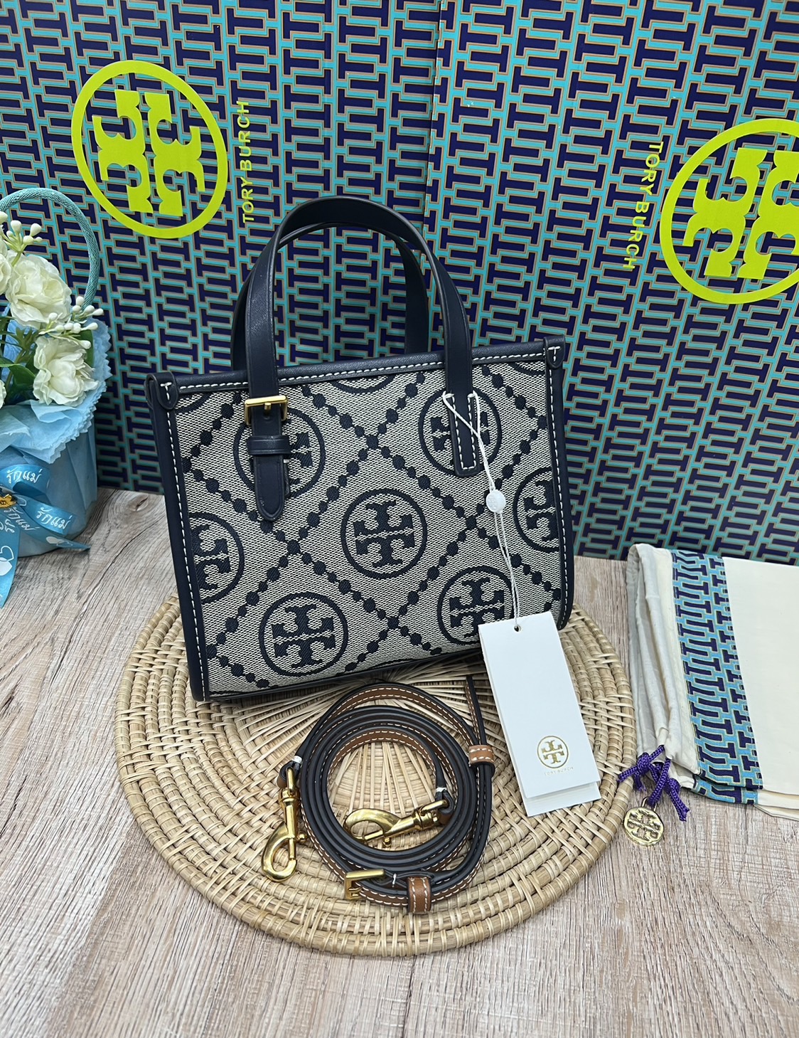 Tory Burch Mini T Monogram Square Tote / TORY BURCH Shopper Tote Bag 19cm ใบเล็ก กระเป๋าทรงโท้ท รุ่นใหม่ Square Tote ตกแต่งขอบด้วยหนังหรู มาพร้อมช่องเก็บของที่จุของได้มากมาย และสายจับกระเป๋าที่สามารถสะพายขึ้นไหล่ เหมาะสำหรับการใช้งานหลากหลายรูปแบบ รังสรรค