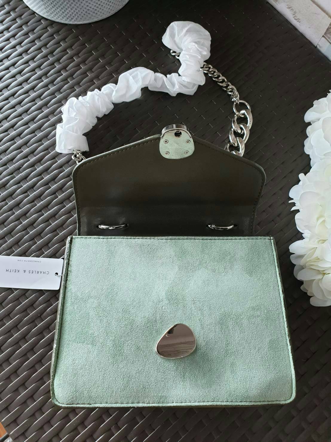 กระเป๋าทรงสวย ดีไซน์ทันสมัย วัสดุหนังโพเลเตอร์ + กำมะหยี่ตกแต่งด้านหน้า ออกแบบปิด-เปิดด้วยตัวล็อคแบบกด สีเงิน และ สีทอง ดูเก๋ ภายในเป็นช่องโล่ง มีช่องซิป 1 ช่อง และช่องใส่ของจุกจิก 1 ช่อง ด้านหลังติดโลโก้แบรนด์ มาพร้อมสายสะพายยาว สายสวยเก๋ ดูดีมากๆ สายถอด