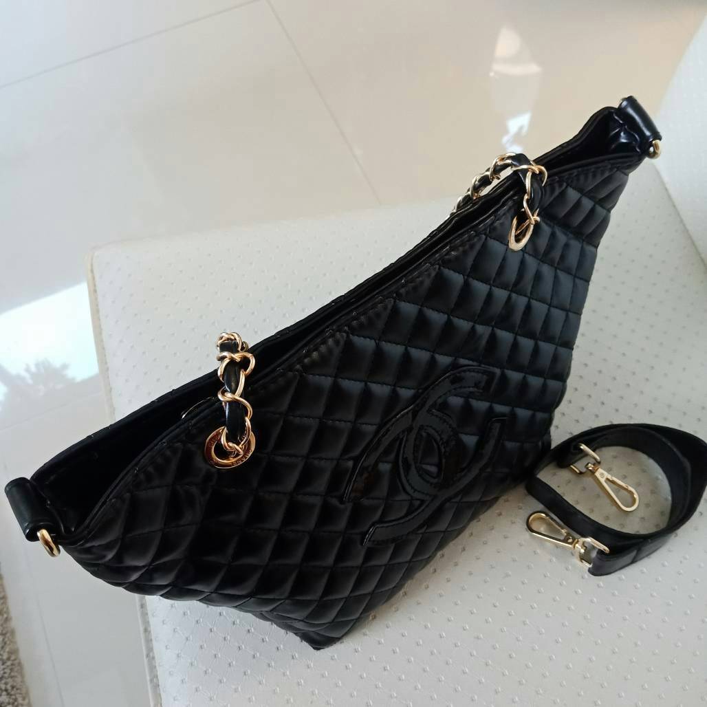 Must Have! Chanel Tote & Shopping Bag กระเป๋าสะพายทรง Shopping Bag พรีเมี่ยมกิ้ฟ Limited Edition ของแท้ 100% นำเข้าจาก Chanel Perfume Counter ใบใหญ่วัสดุหนัง PU ประดับโลโก้ CC สุดคลาสสิค ซับใน Polyester 100% เปิดปิดด้วยกระดุมแม่เหล็ก จุสุดๆ สามารถใส่เอกสา