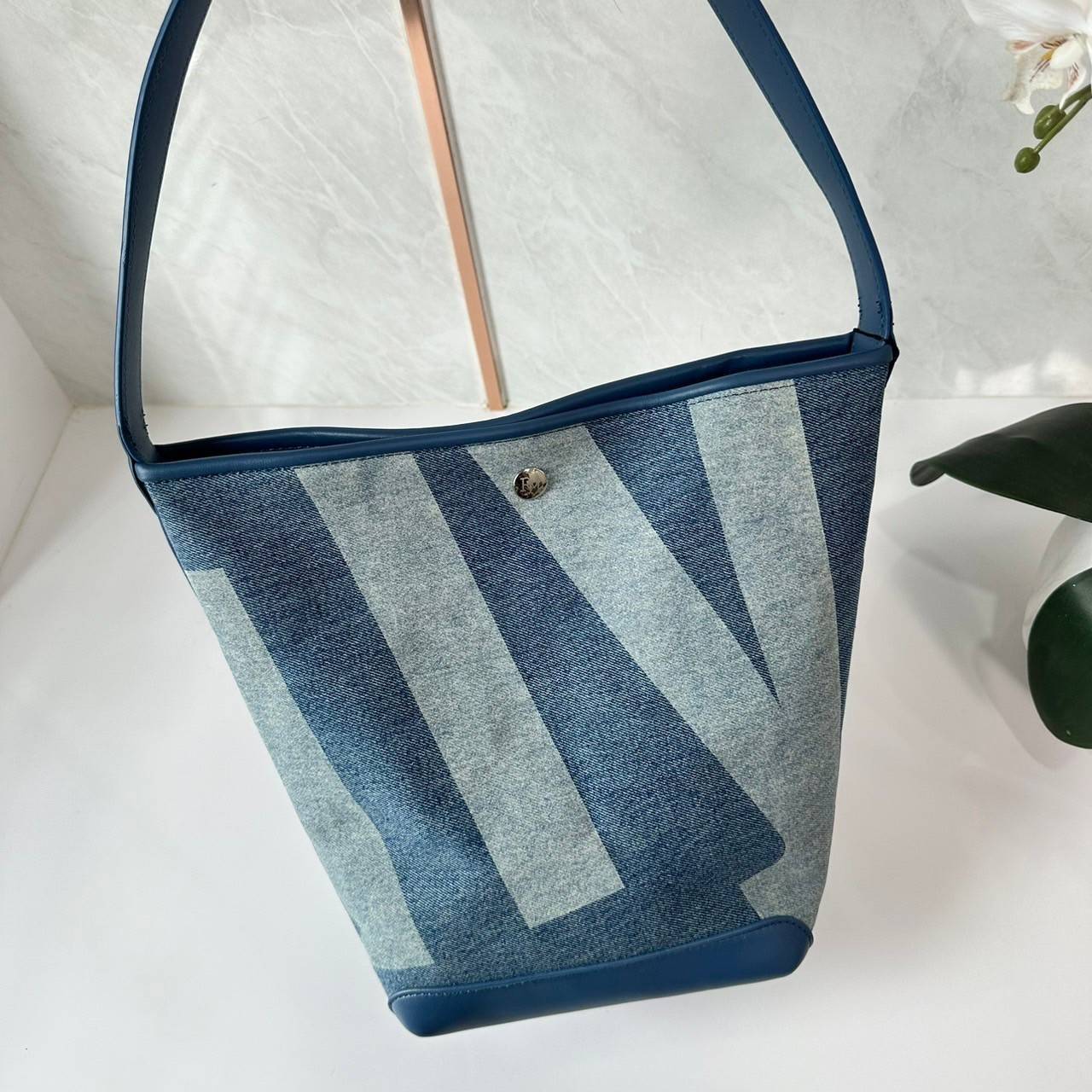 Rally movement the bag denim เป็นไอเท็มที่ฮอตสุดๆแห่งปีจริงๆ กับกระเป๋าทรงบัคเก็ต ที่ดีไซน์ออกมาคลาสสิคและใช้งานง่ายจริงๆ