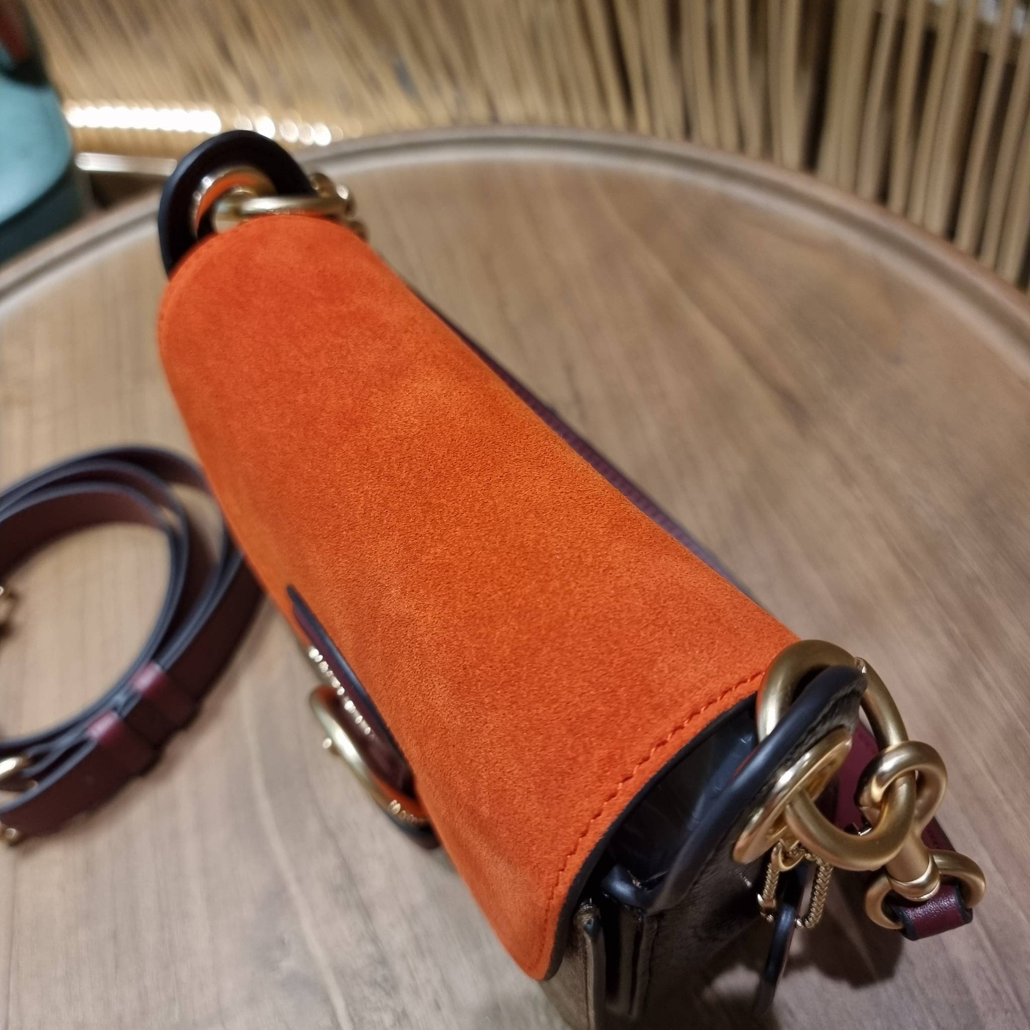 COACH C5691 KLEO SHOULDER BAG 17 IN SIGNATURE CANVAS ใหม่สุด!! สวยหรูไม่มีใครเกิน!! กระเป๋าสะพายสวยครบสูตร แค่เห็นก็ปิ๊ง!!วัสดุหนังแคนวาสสลับหนังแท้ ลงตัวที่หนึ่ง เปิด-ปิดด้วยสายคาดแม่เหล็กในตัว โดดเด่นมากๆ ภายในเป็นช่องโล่ง มีสายสะพายมาให้ถึง 2 แบบ สายคล