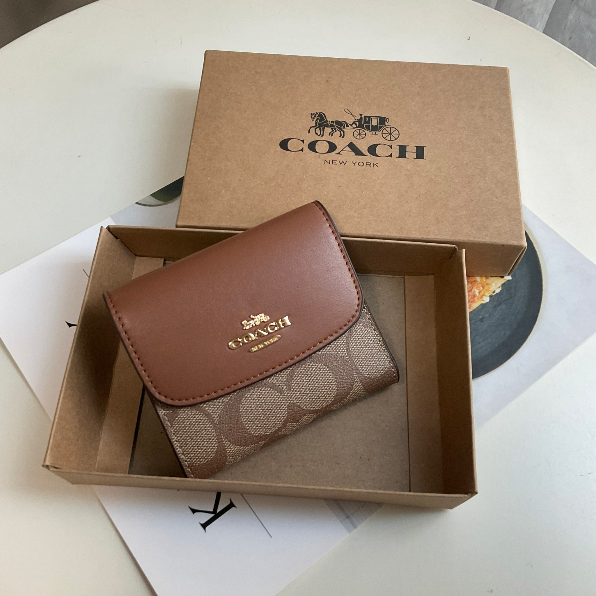 COACH SMALL WALLET IN SIGNATURE CANVAS กระเป๋าสตางค์ใบสั้น แบบพับสามตอน เปิดปิดด้วยกระดุมปั้มแบรนด์ ด้านในมีช่องใส่บัตรหลายช่อง และช่องใส่ธนบัตร ด้านหลังมีช่องซิปเหรียญอีกหนึ่งช่อง น้ำหนักเบา พกพาสะดวก อะไหล่เงาสุดหรู ห้ามพลาดค่ะ!