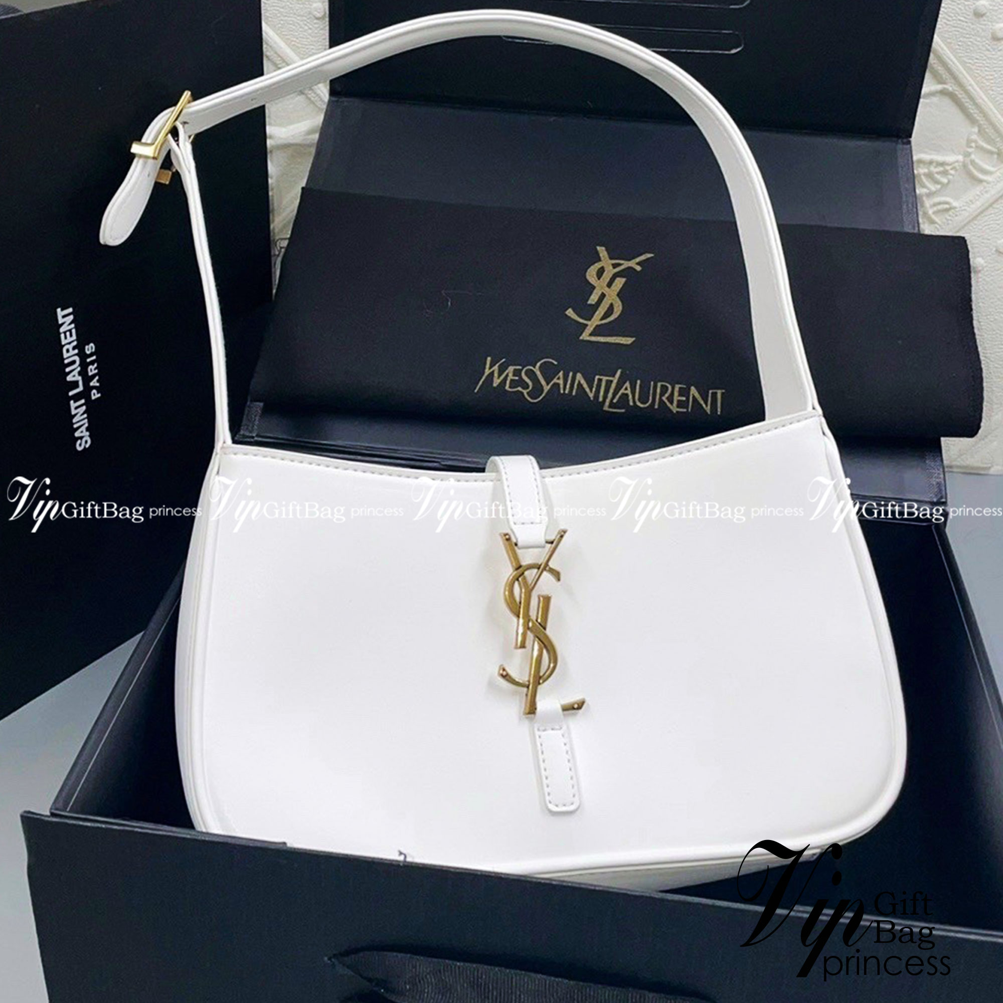 YSL Le 5 à 7 Leather Hobo Bag รุ่นยอดนิยม รที่สาวๆ ตามหา งานสวยหรู กระเป๋าสะพายไหล่ ดีไซน์อยู่ทรง คลาสสิคแฝงความหรูด้วยโลโก้สีทองอร่ามโดดเด่น วัสดุหนังเรียบ สาวๆที่รออยู่ต้องรีบจัด รีบมีเป็นของตัวเองกันน้า ราคาสุดคุ้มที่นี่ที่เดียวจ้า