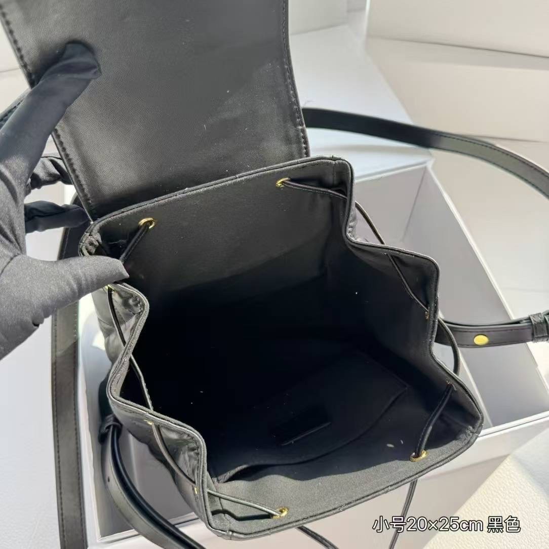 DIOR Small Caro Backpack กระเป๋าเป้ไซส์เล็กน่ารัก ดีไซน์ใหม่ หนังสวยเกินเรื่องมากๆ สัมผัสนิ่ม หรูหรา หูจับในตัวดีไซน์โค้งมนอะไหล่ทองสวยโดดเด่นไม่เหมือนใคร ที่สุดของความลัคชูต้องยกให้แบรนด์นี้