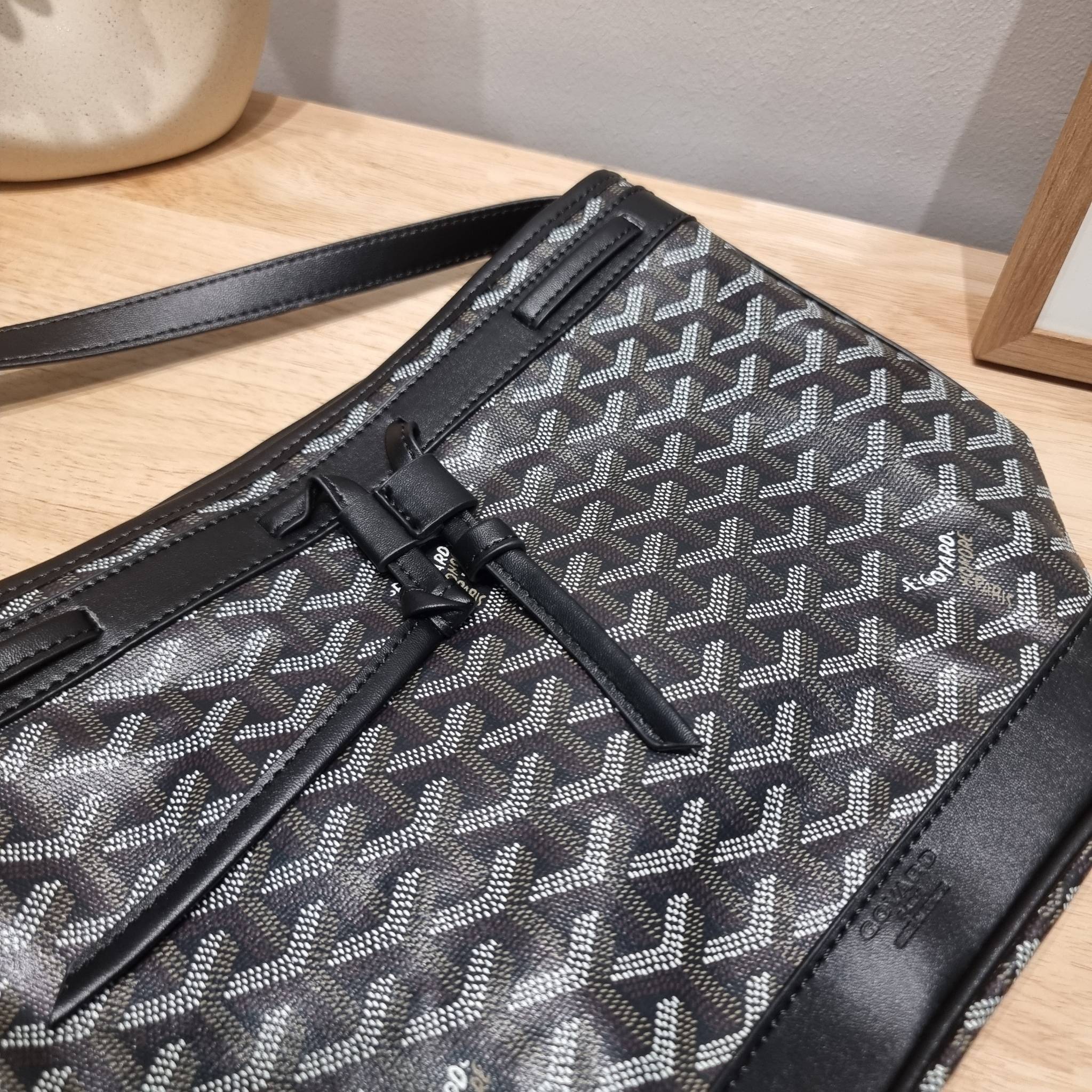 GOYARD PETITE FLOT BUCKET BAG กระเป๋าสะพายทรงบัคเก็ต ที่ดีไซน์สะดวกต่อชีวิตมาก รูปทรงคลาสสิค ดีไซน์เป็นเอกลักษณ์ สดใสทุกสี ดูผู้ดีในตัว วัสดุหนังแคนวาสพิมพ์ลายสวยคม ปากกระเป๋ารูดเปิด-ปิดได้ตามชอบ ภายในเป็นช่องโล่ง ใส่กระเป๋าสตางค์ มือถือ ได้ครบถ้วน มาพร้อ