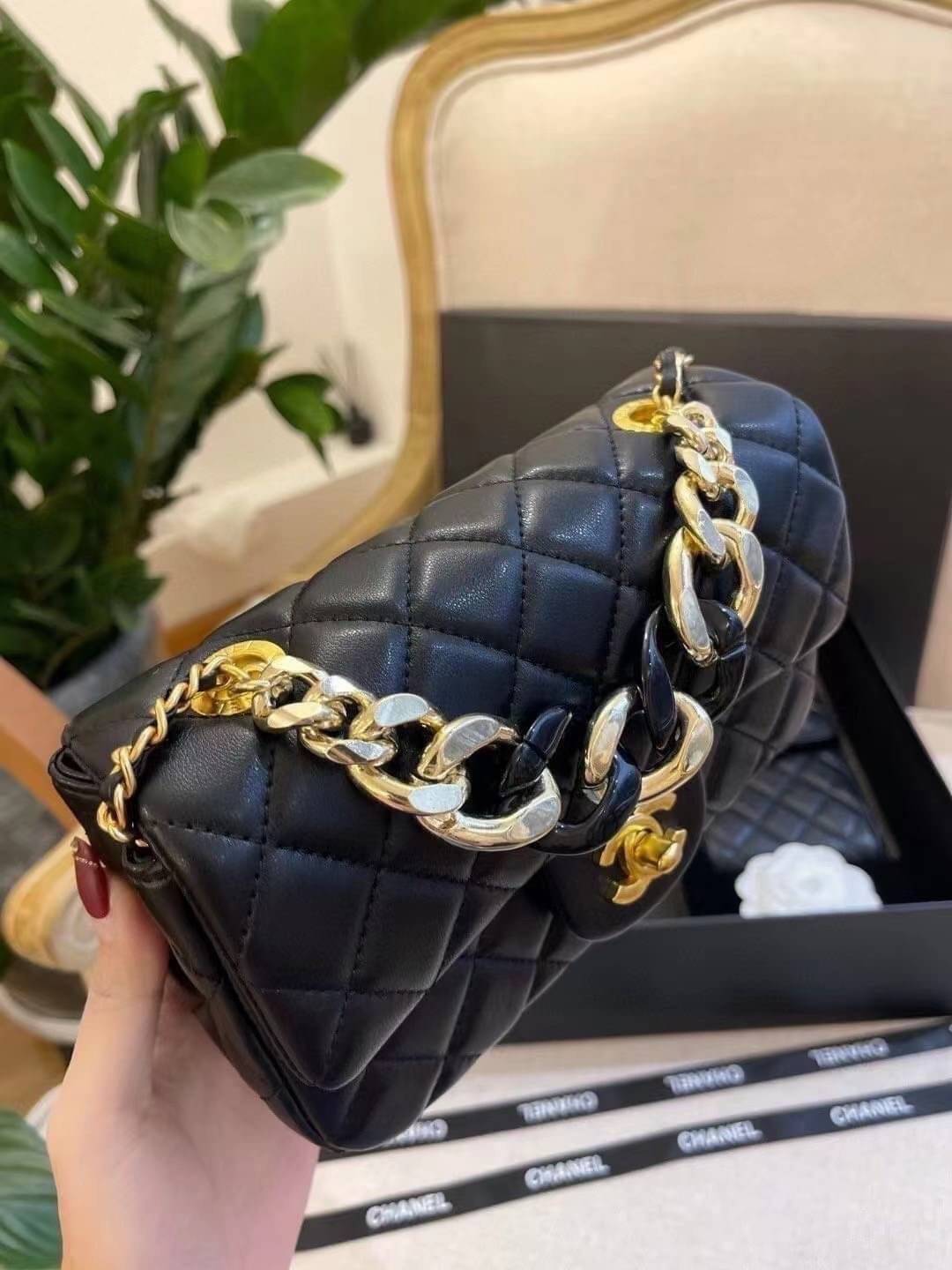 CHANEL GIFT BOX SET Chanel Holiday Makeup & Beauty Gift Sets สุดหรูชวนให้สะสม สุดยอดไอเท็มหายากพร้อมเสิร์ฟครบชุด limited สุดคุ้ม มาพร้อมกระเป๋าสะพายถึง 2 ใบ รุ่นยอดฮิตทั้งนั้น!!ที่พิเศษยังมีน้ำหอมตัวท็อปมาให้อีก chanel no.5 ที่แสนจะเย้ายวน ในขนาด 7.5 ml. 