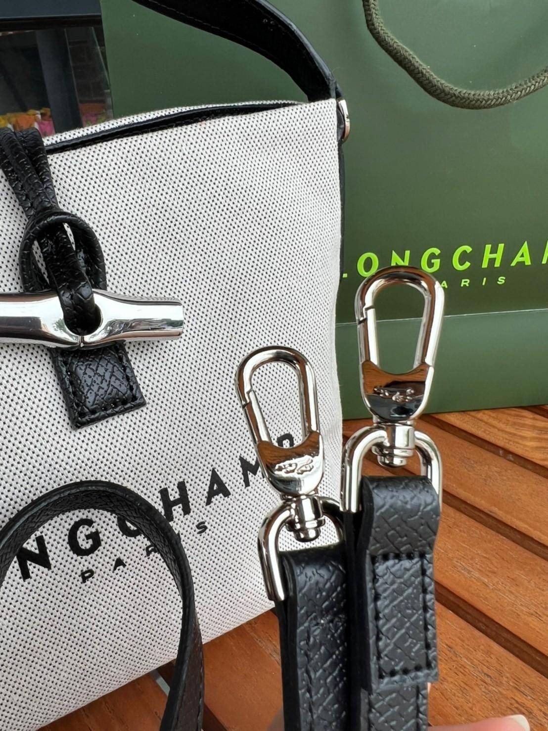 LONGCHAMP Roseau Bucket Bag กระเป๋าทรงถัง ถือหรือสะพายไหล่ได้ วัสดุผ้าฝ้าย แต่งหนังวัวลายนูน มีซับใน ด้านในกระเป๋าซิป1 กระเป๋าเล็ก1 อะไหล่เงิน มีสายยาวถอดสายได้ ปรับระดับไม่ได้ ดาราเซเลปใช้เพียบ รุ่นเดียวกับคุณแอนใช้ Hot Item!!!! ใบจริงสวยมากน้ำหนักเบา จุ