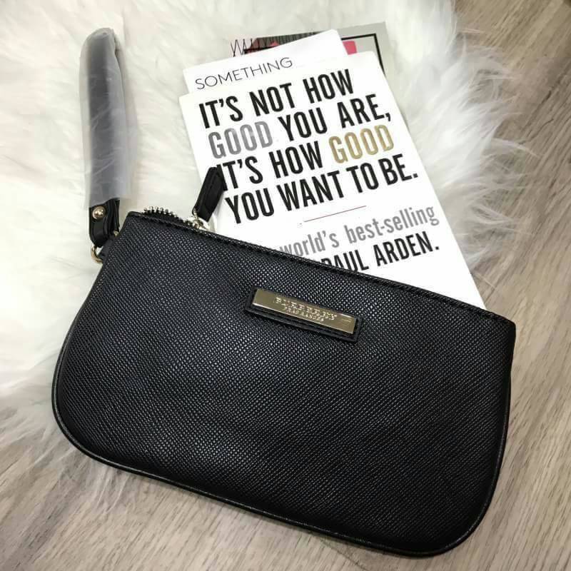 BURBERRY FRAGRANCES SIMPLE PURSE WRISTLET Gift With Purchase Limited Edition พรีเมี่ยมกิ๊ฟจากเคาน์เตอร์น้ำหอม BURBERRY FRAGRANCES วัสดุหนัง Saffiano สีดำประดับโลโก้แบรนด์สีทอง มีสายคล้องมือ เปิดปิดด้วยซิป ภายในมีโลโก้ สามารถใส่มือถือได้ทุกรุ่น ใส่แบงก์พัน