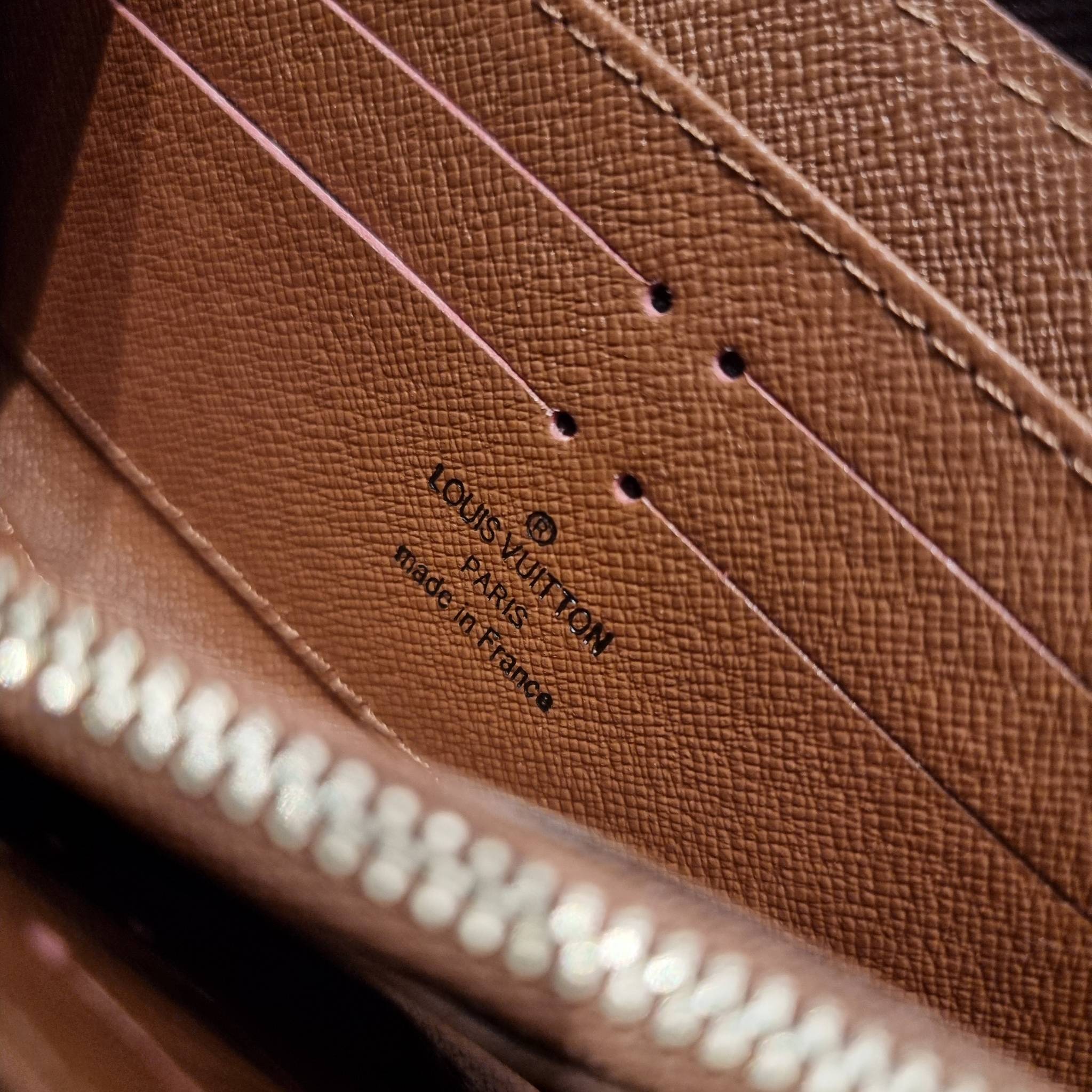 2ซิปก็ต้องมาแล้วแหละ!! IN STOCK แล้ว!! ด่วน!! เตือนแล้วน้า!!! LV long wallet ไอเท็มสุดฮิต ติดทุกกระแส แรงไม่เคยตก รุ่น unisex ที่จะหนุ่มๆสาวๆ ก็เลิฟได้หมด!! ใบยาวขนาดกำลังเหมาะมือ รอบนี้คือดี คุ้ม เพราะมาสองซิป ใส่กันแบบเน้นๆ เงินตุงกระเป๋ารับทรัพย์!! ถือ