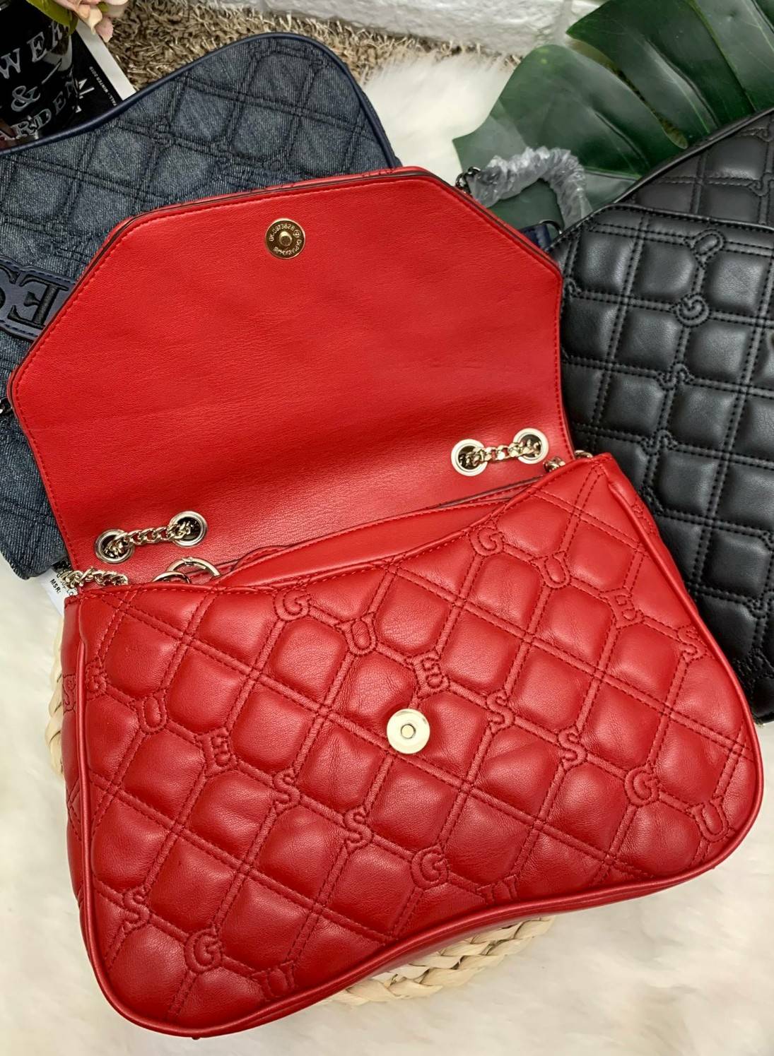GUESS LOLLI CONVERTIBLE CROSSBODY BAG รุ่นแนะนำค่ะ!! กระเป๋าสะพายข้าง//ทบสายสะพายไหล่ได้ วัสดุหนังลายนวม ด้านหน้ามีอะไหล่โลโก้แบรนด์ เปิดปิดกระเป๋าแบบกระดุมแม่เหล็ก ภายในกว้างสามารถใส่ของจุ ใส่กระเป๋าสตางค์ใบยาวได้ค่ะ มีช่องซิปและช่องเล็กใส่ของจุกจิกน่ะค่
