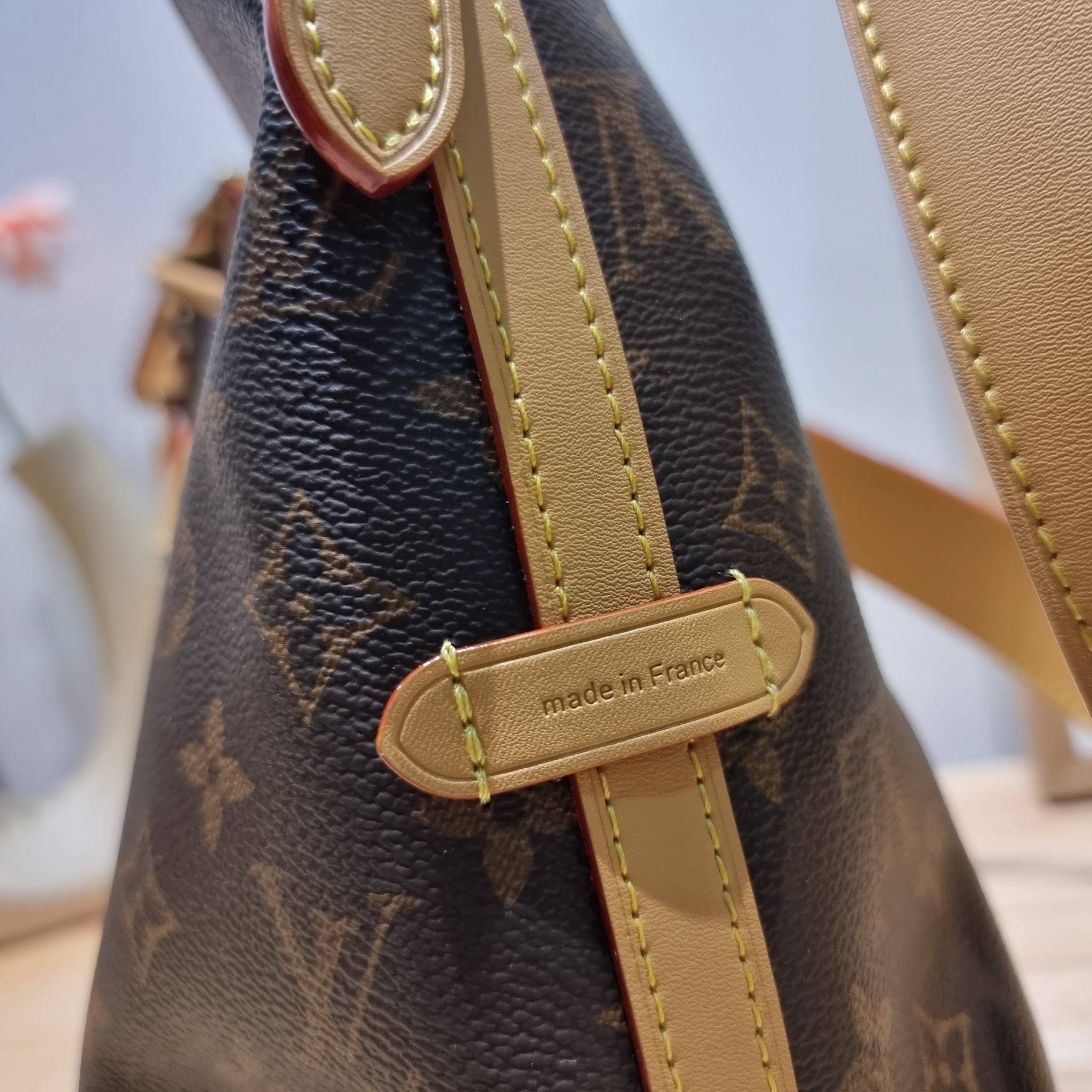 LV CARRYALL PM รุ่นลิมิเต็ดที่สาวๆตามหา กระเป๋าสะพายไหล่ทรงสวย ดีไซน์เรียบง่ายคลาสสิค หรู ดูผู้ดี รูปทรงใช้งานง่าย มาพร้อมใบลูก ไว้เก็บของจุกจิก วัสดุหนังแคนวาส ปากกระเป๋ามีสายหนังผูกกันของหล่นได้และยังมีกระดุมแม่เหล็กอีกด้วย สายสะพายถอดปรับได้ ภายในโล่งก