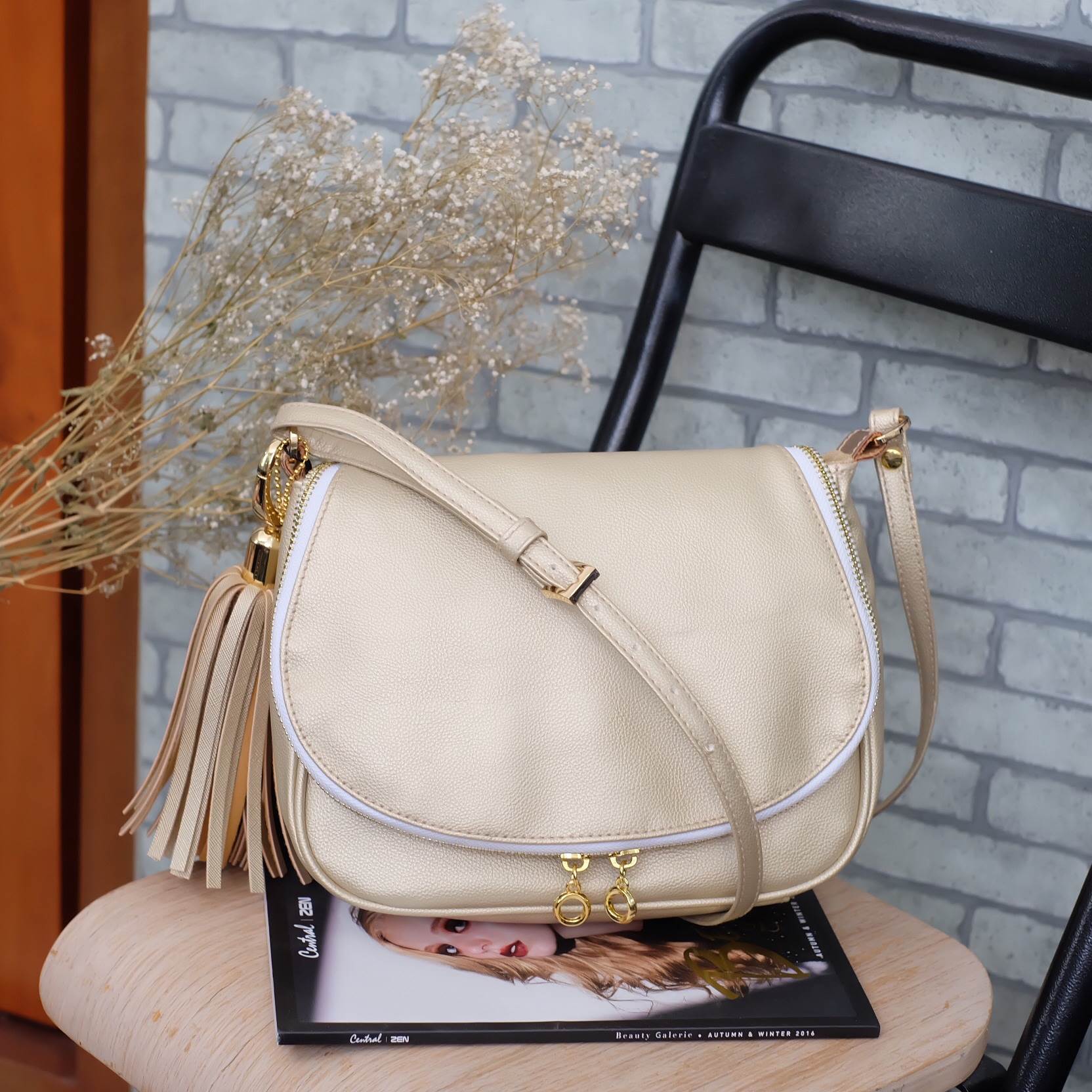 New Arrival! แบบมาใหม่ สวยๆ รับปีไก่ทองกันค่า วันนี้ทางร้าน ได้ รุ่น Limited edition จาก แบรนด์ KEEP -shoulder bag with key chain สี Light Gold มาคะ ใบนี้ แม่ค้า เฟริมว่า สวยเกินคำบรรยาย ค๊า