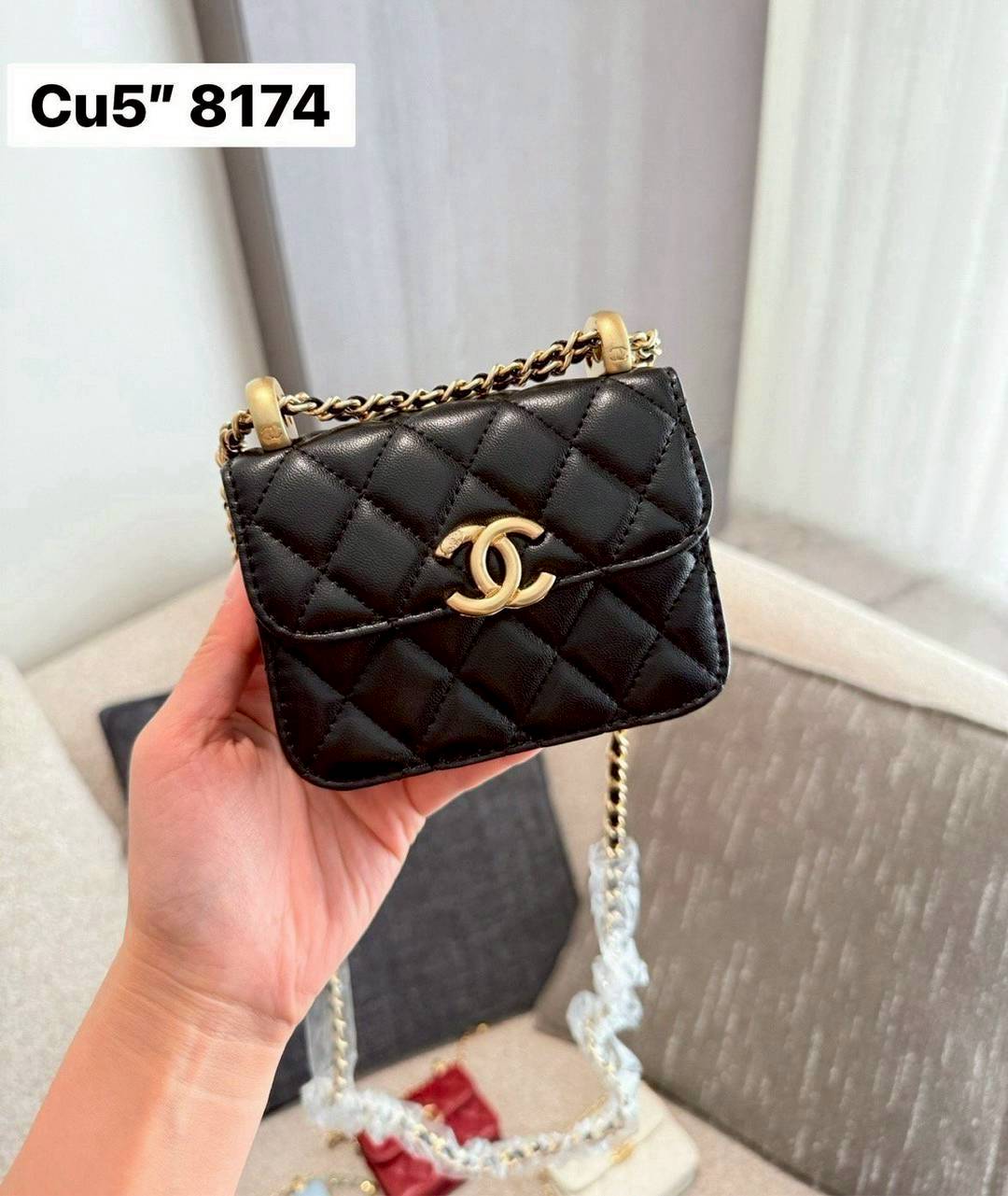 CHANEL 21A Mini Flap Coin Purse with chain กระเป๋าสะพายไซส์มินิน่ารักและสุดลัคชู หรูหราเกินเรื่อง โทนสีดำคลาสสิก โดดเด่นด้วยโลโก้สีทอง ดูแพงสุดๆ