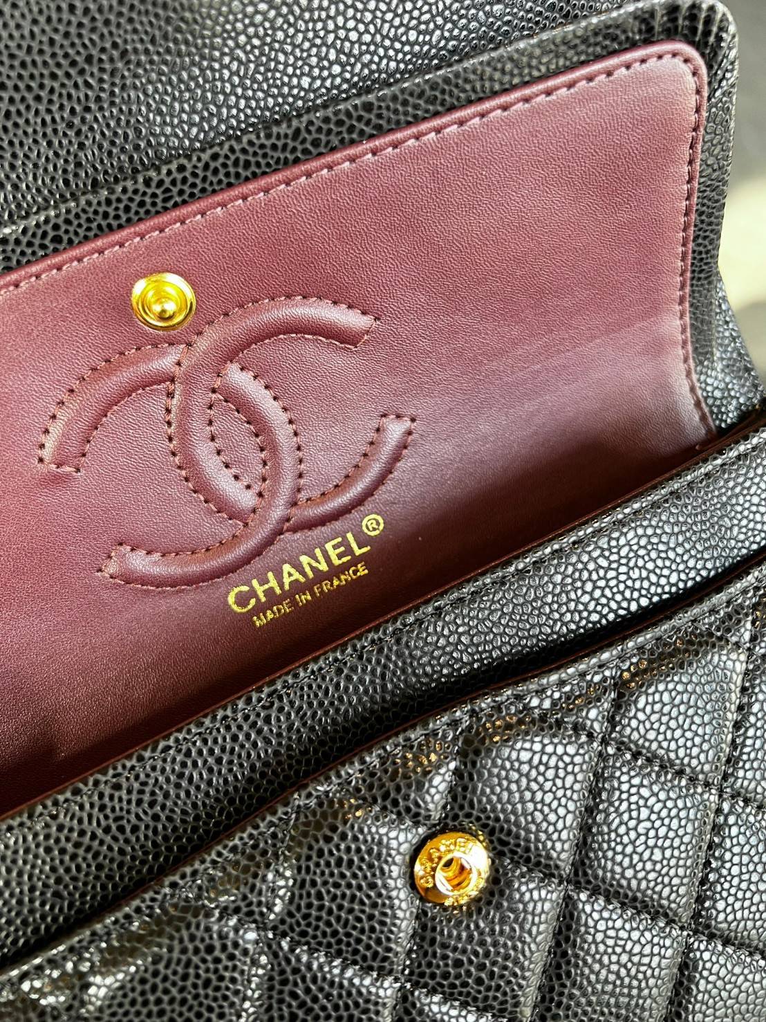 CHANEL CLASSIC CAVIAR LEATHER BAG กระเป๋าคลาสสิกรุ่นยอดนิยม รุ่นที่ใช้ได้ทุกยุคทุกสมัยจริงๆ ไม่มีคือพลาดที่สุด ^^ สวยยันเงาค่าสาวๆ! 🧡 เกรดออริจินอล ใช้งานต่างประเทศได้