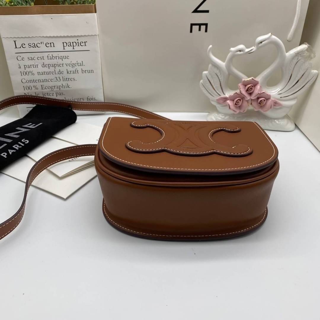 VIP 】CELINE FOLCO CUIR TRIOMPHE in Smooth Calfskin ใหม่ล่าสุดของแบรนด์CELINE ให้ลุคชิคแอนด์ชิล (GWP) พรีเมี่ยมกิ๊ฟ Limited Edition จาก CELINE PERFUME DUTY FREE COUNTER วัสดุหนังแท้ (Calfskin) ขนาดกระทัดรัด น้ำหนักเบา โดดเด่นด้วยดีไซน์โลโก้แบรนด์ที่ด้านหน้